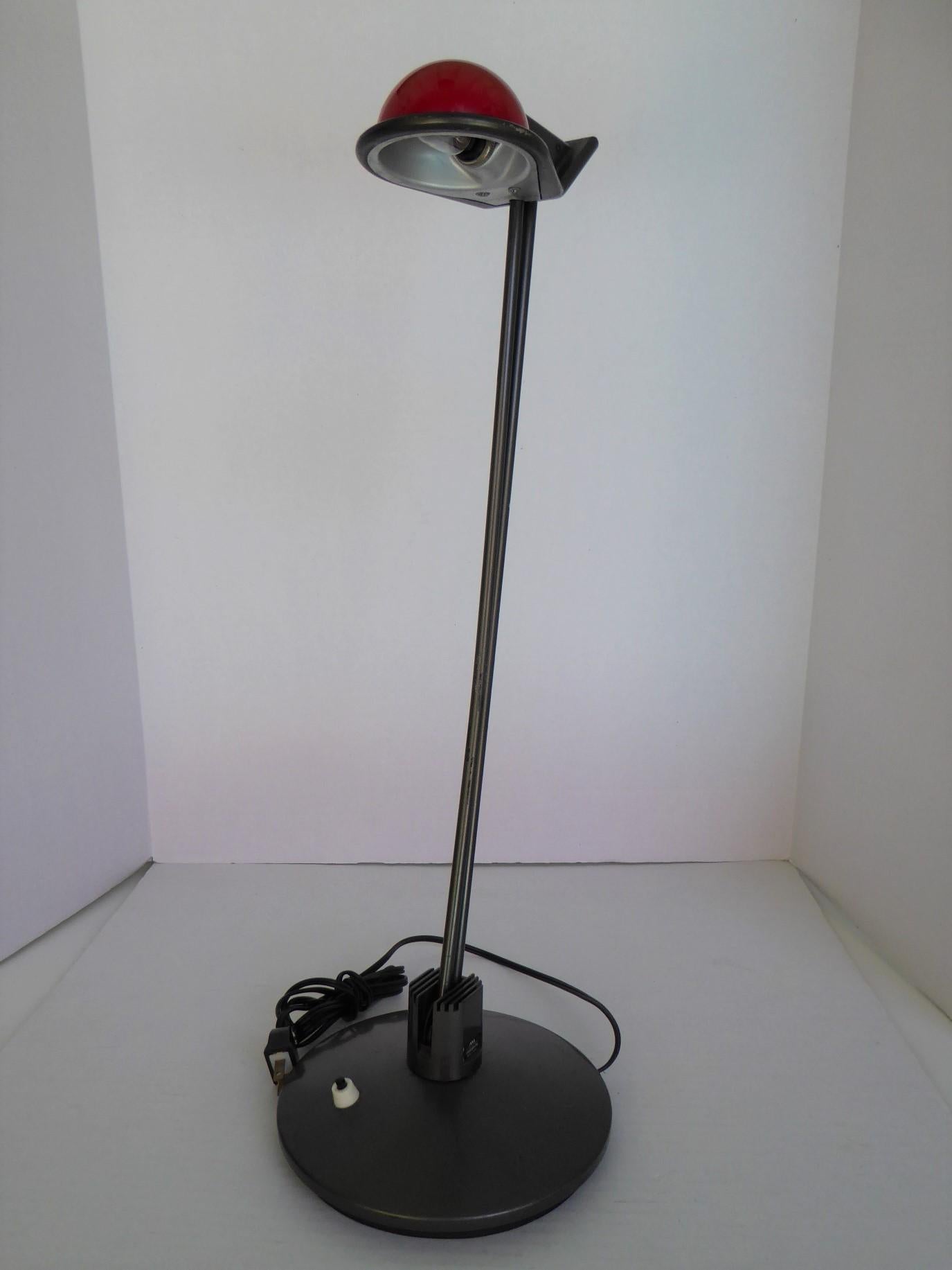 La lampe de bureau ÁNADE a été créée par le designer catalan Josep Lluscà en 1984 pour le fabricant espagnol de luminaires Metalarte qui l'a produite en 1985. Ce chevet / bureau  Le luminaire est composé d'une base circulaire en acier et d'un bras