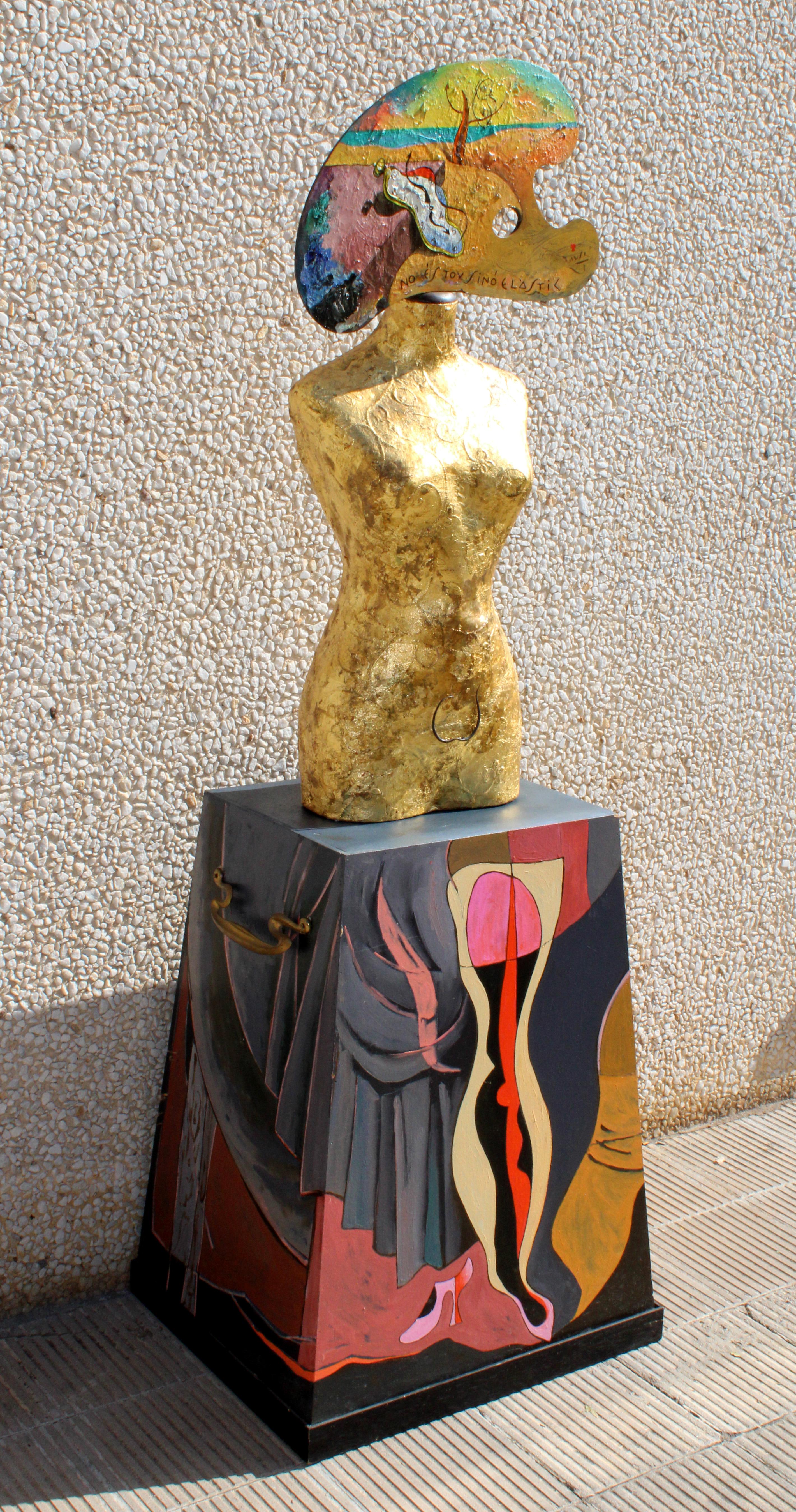 Espectacular grupo escultórico del artista tarragonense Josep María Rosselló Virgili

Formado por 2 piezas, la base en madera pintada y con 2 asas de bronce (una a cada lado)

Lo que es la parte superior, es un maniqui en papel maché y pintado