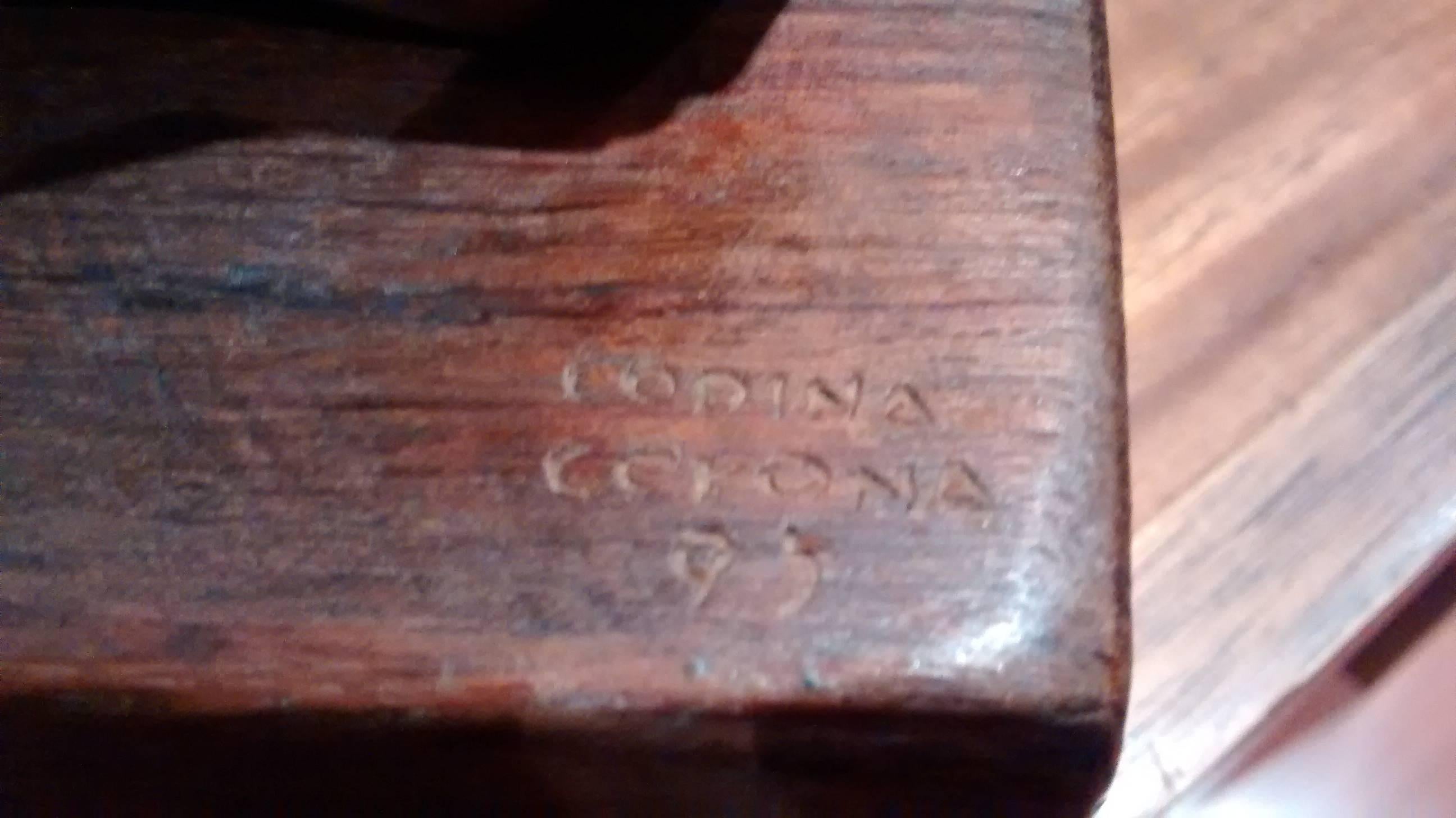 Codina Corona  Tetrabrik   Originale realistische Holzskulptur – – Sculpture von Josep Maria Codina Corona