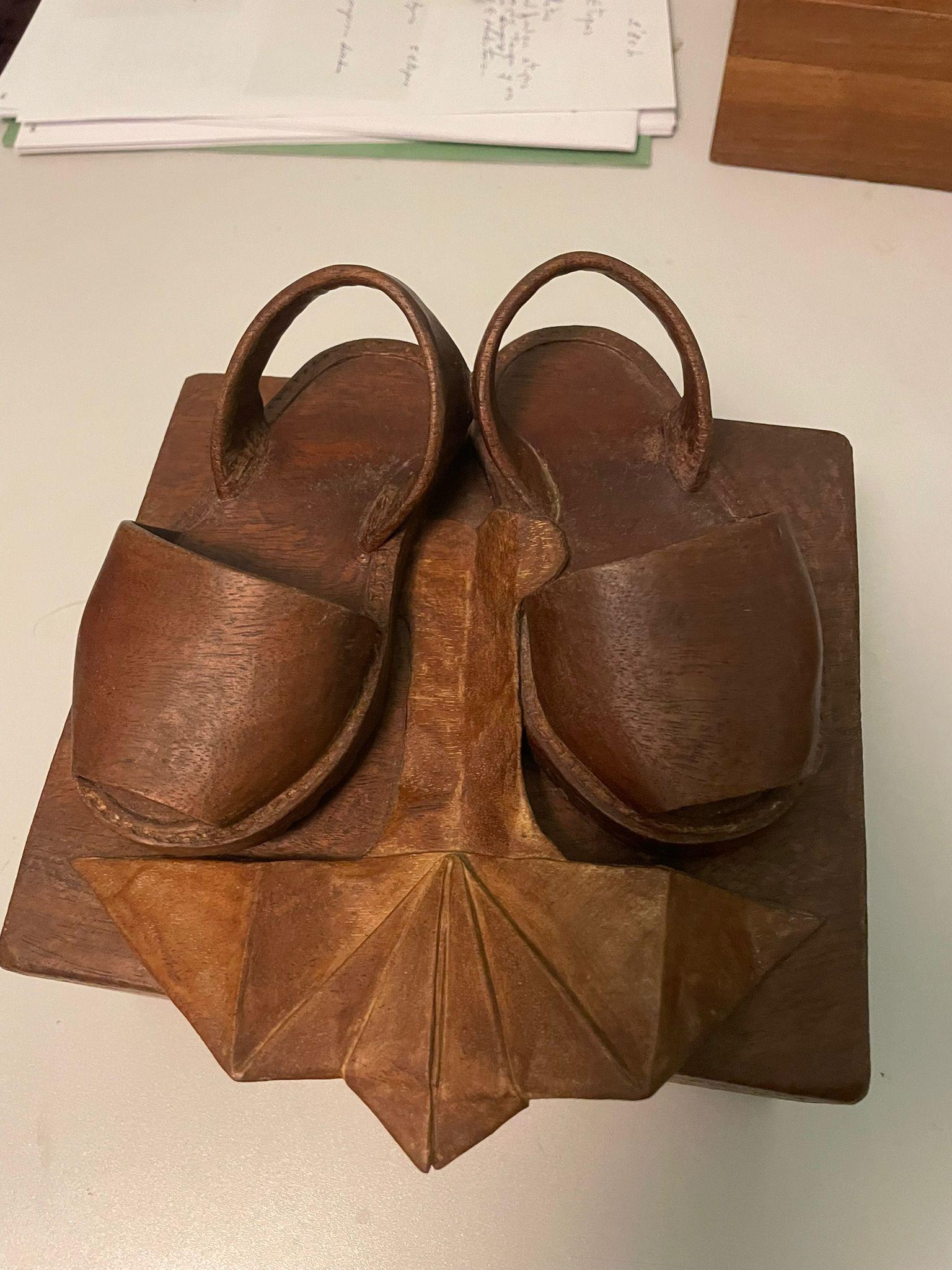 Codina Corona  Abarca Original- wood realistic sculpture- - Sculpture by Josep Maria Codina Corona