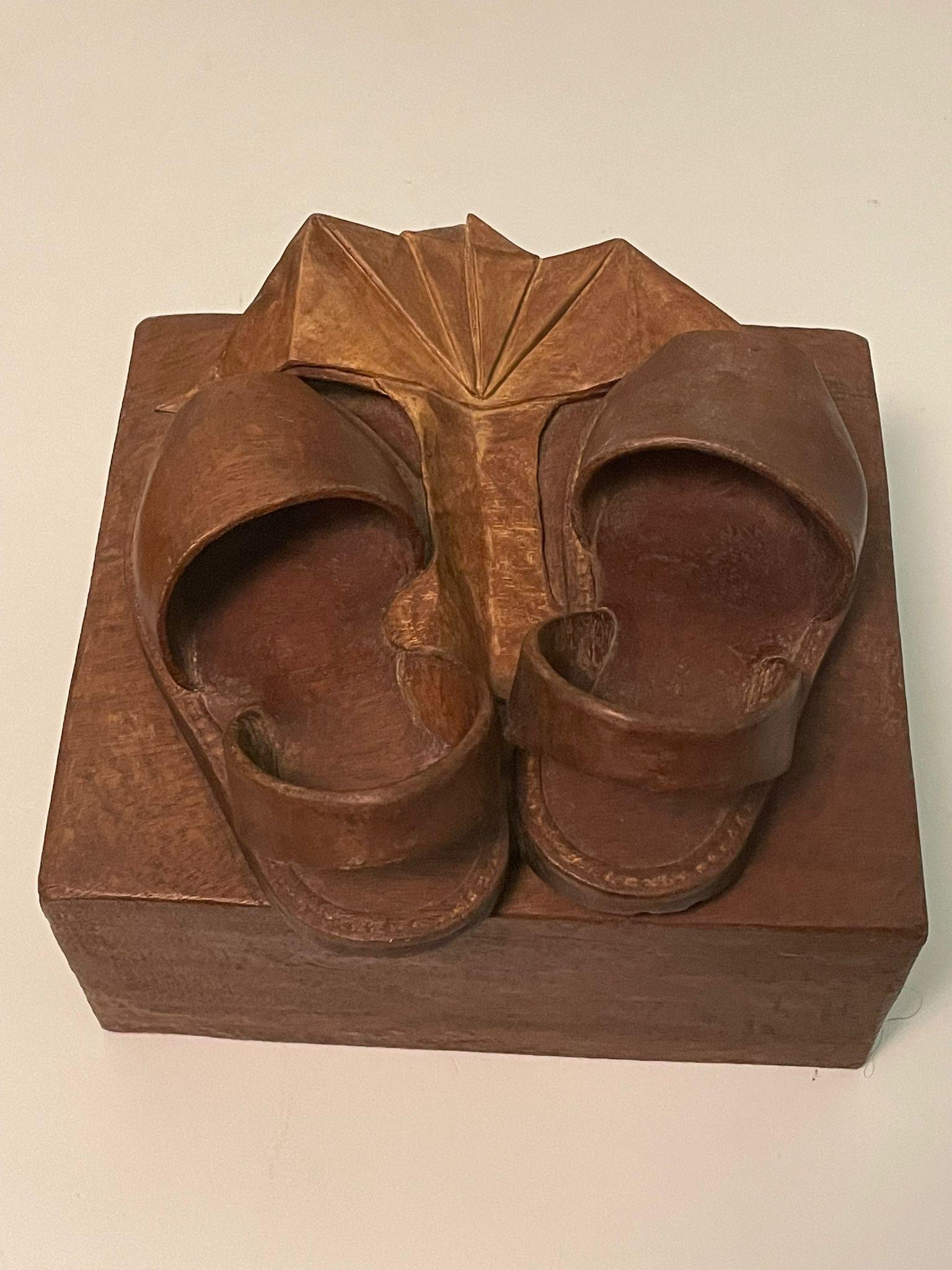 Codina Corona  Abarca Original- wood realistic sculpture- - Contemporary Sculpture by Josep Maria Codina Corona