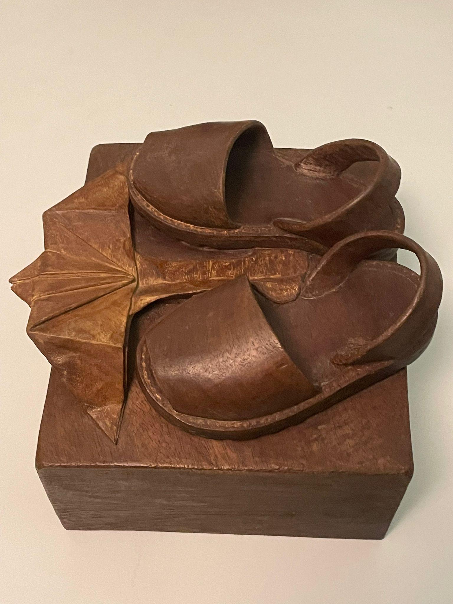 Codina Corona  Abarca Original- wood realistic sculpture- - Brown Figurative Sculpture by Josep Maria Codina Corona