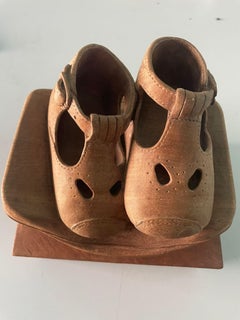 Codina Corona  Sandalias de niño Original- sculpture réaliste en bois-
