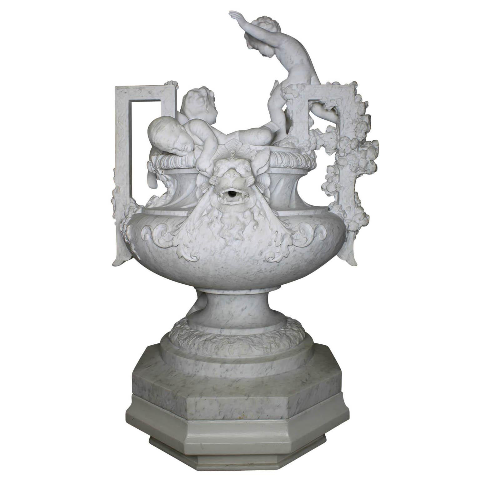 Fontana a urna con figure stravaganti in marmo intagliato del XIX secolo con bambini in vendita 6