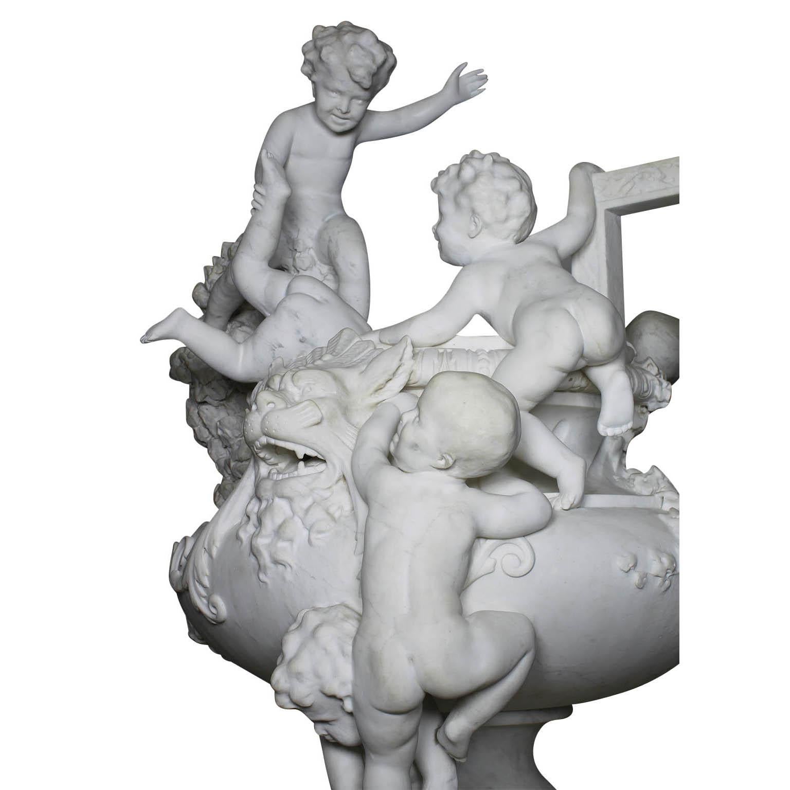 Fontana a urna con figure stravaganti in marmo intagliato del XIX secolo con bambini - Nude Sculpture Grigio di Josep Reynés i Gurguí 