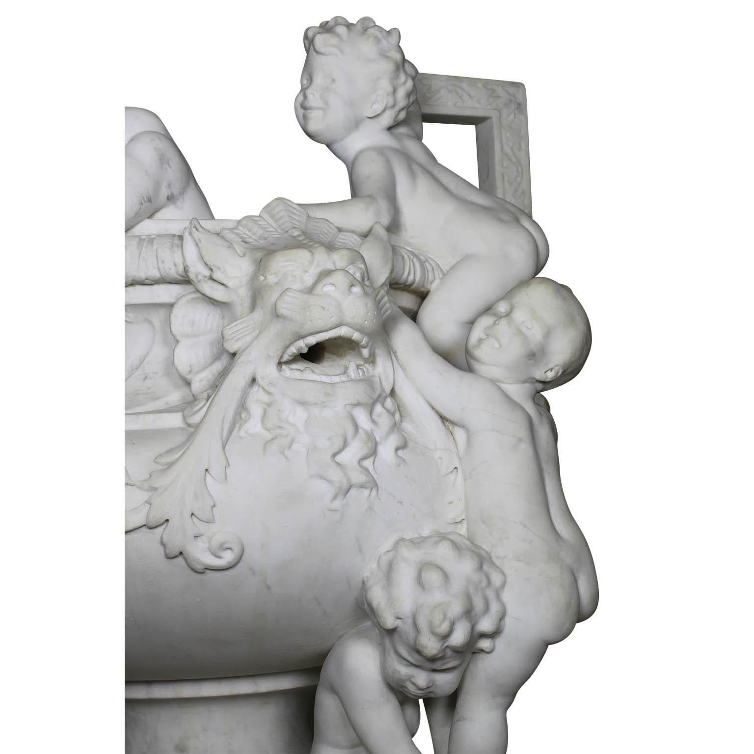 Fontana a urna con figure stravaganti in marmo intagliato del XIX secolo con bambini in vendita 1