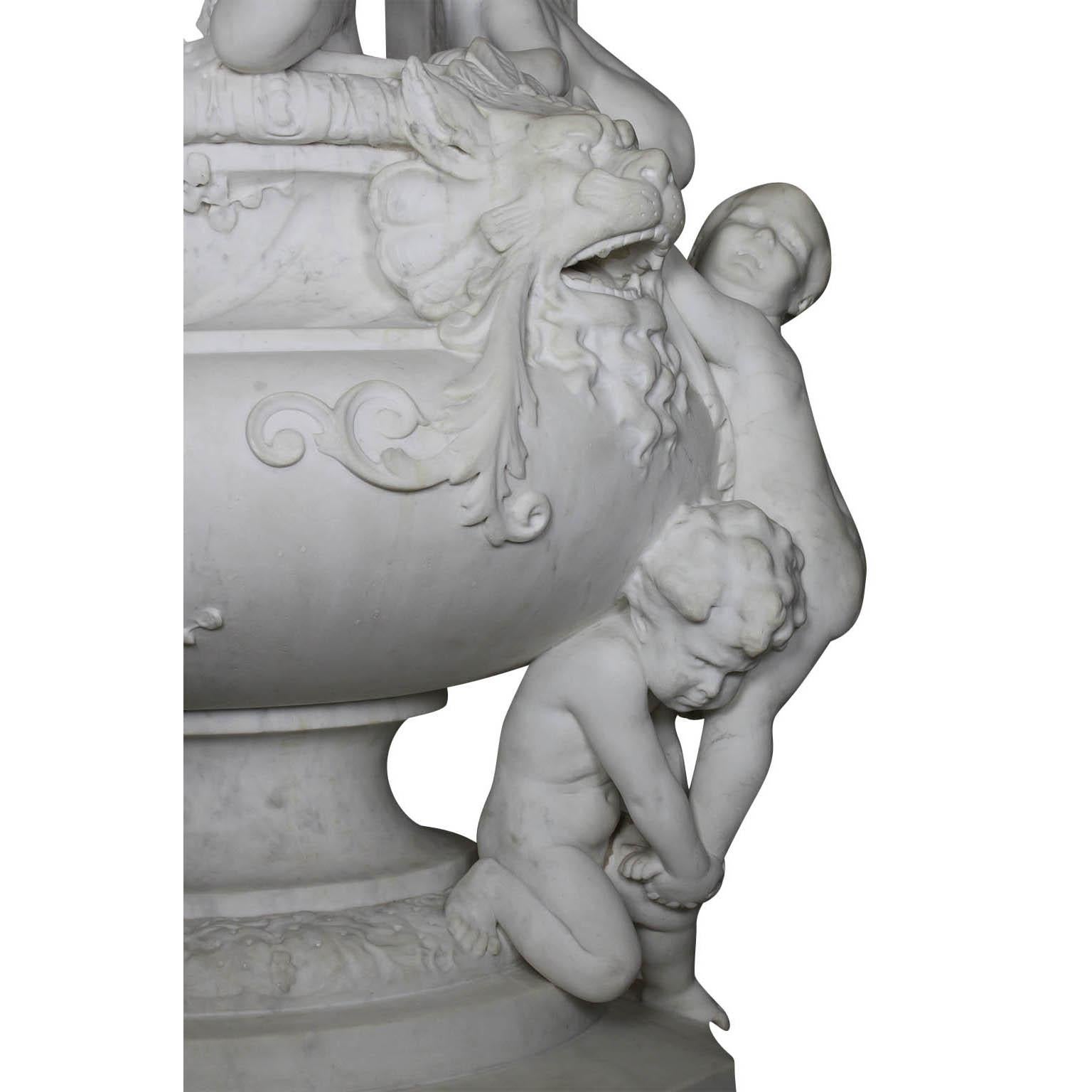 Fontana a urna con figure stravaganti in marmo intagliato del XIX secolo con bambini in vendita 3