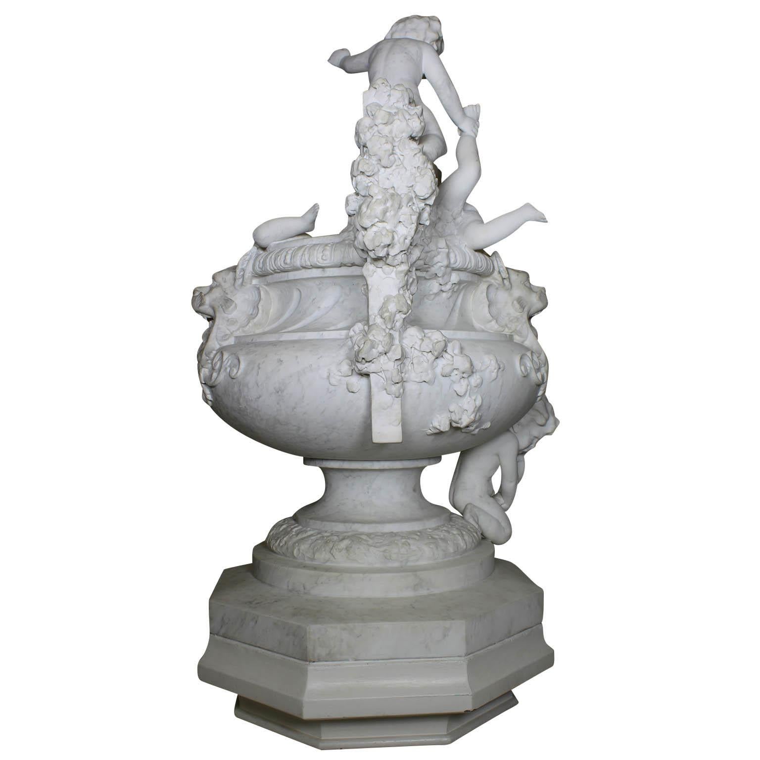 Fontana a urna con figure stravaganti in marmo intagliato del XIX secolo con bambini in vendita 4