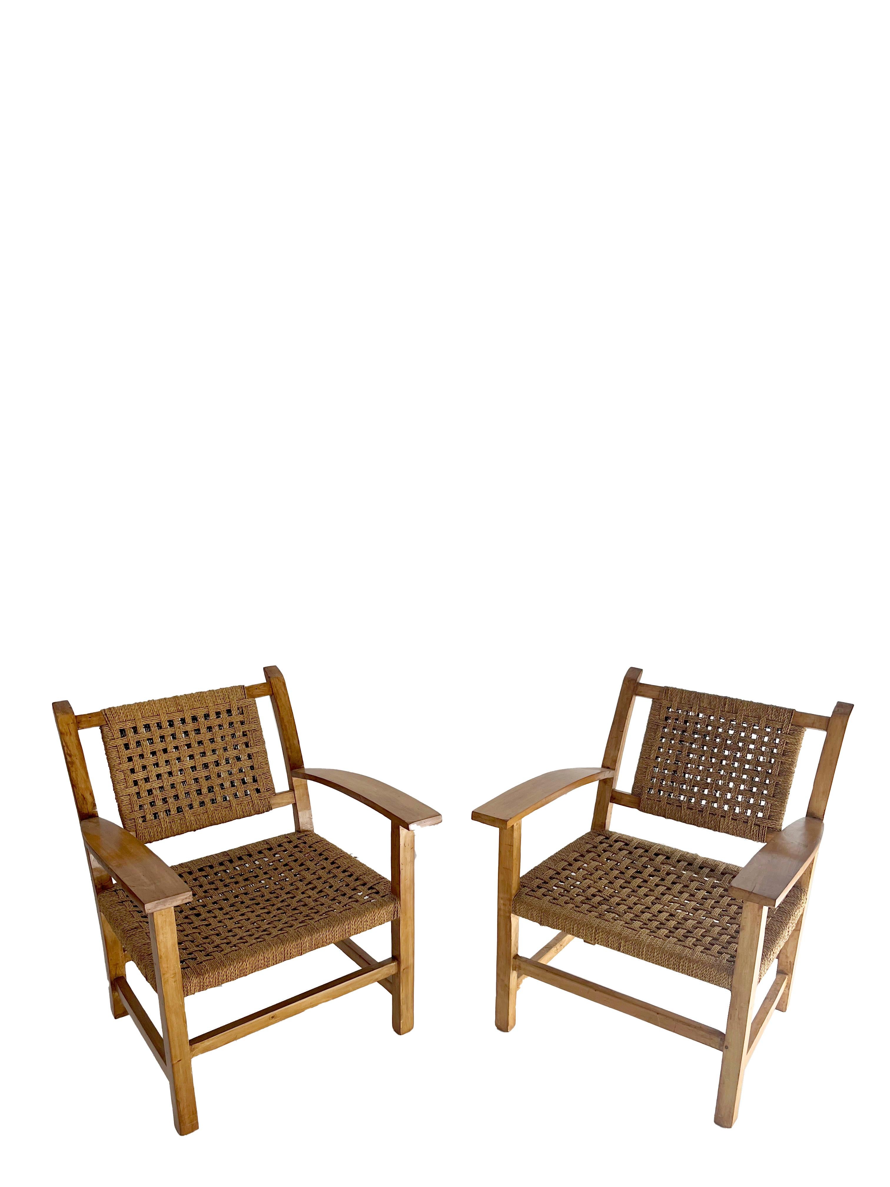 Descubre una auténtica joya del diseño moderno español con este conjunto de dos sillas de Josep Torres Clavé, una pieza que combina funcionalidad y estética con una historia única. Diseñado originalmente en 1934 por el arquitecto Josep Torres Clavé,