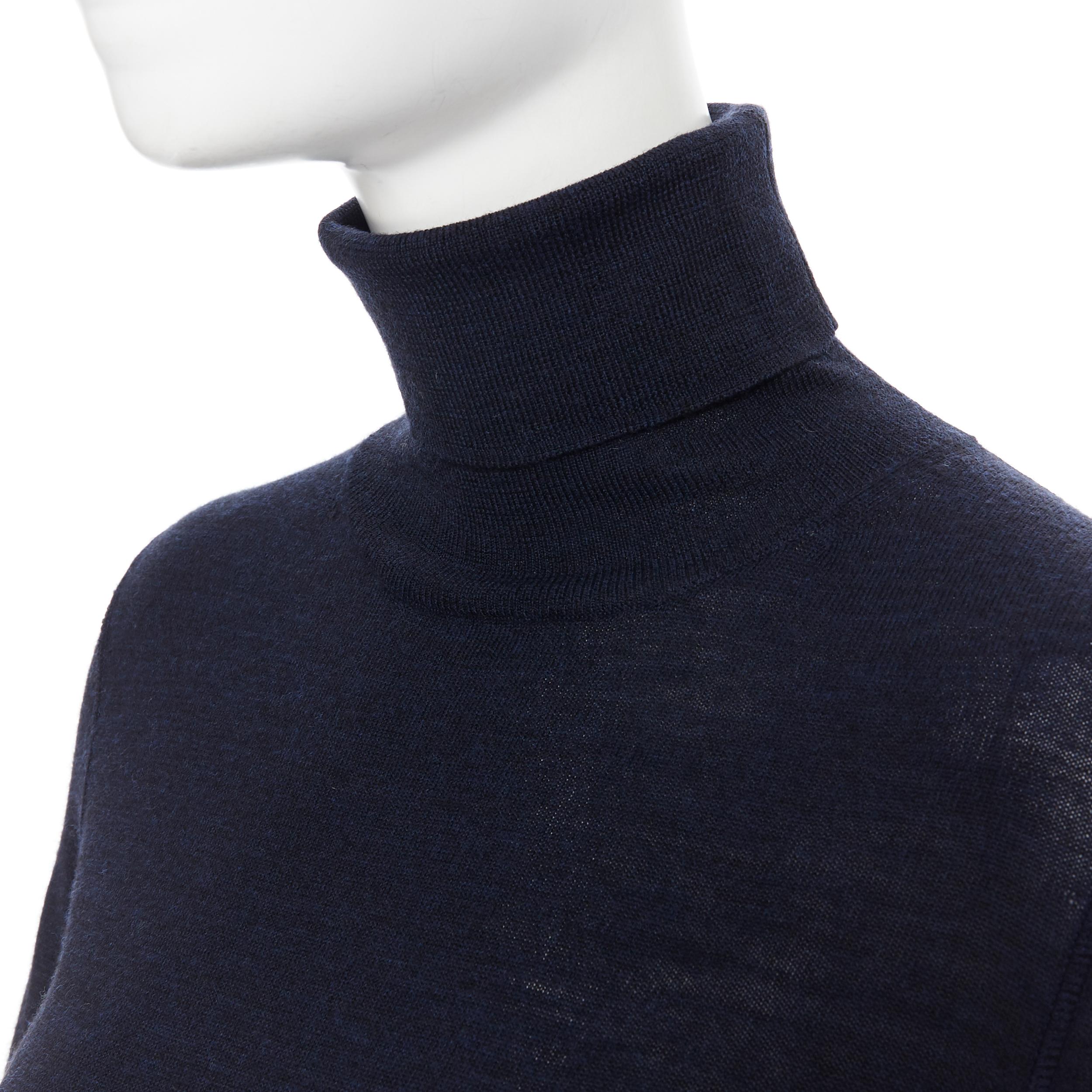 JOSEPH Jersey entallado de cuello alto y 100% lana merina XS
Marca: Joseph
Nombre del modelo / Estilo: Jersey de cuello vuelto
Material: Lana
Color: Azul marino
Patrón: Sólido
Detalle extra: Jersey de cuello vuelto Manga larga. Escote de cuello