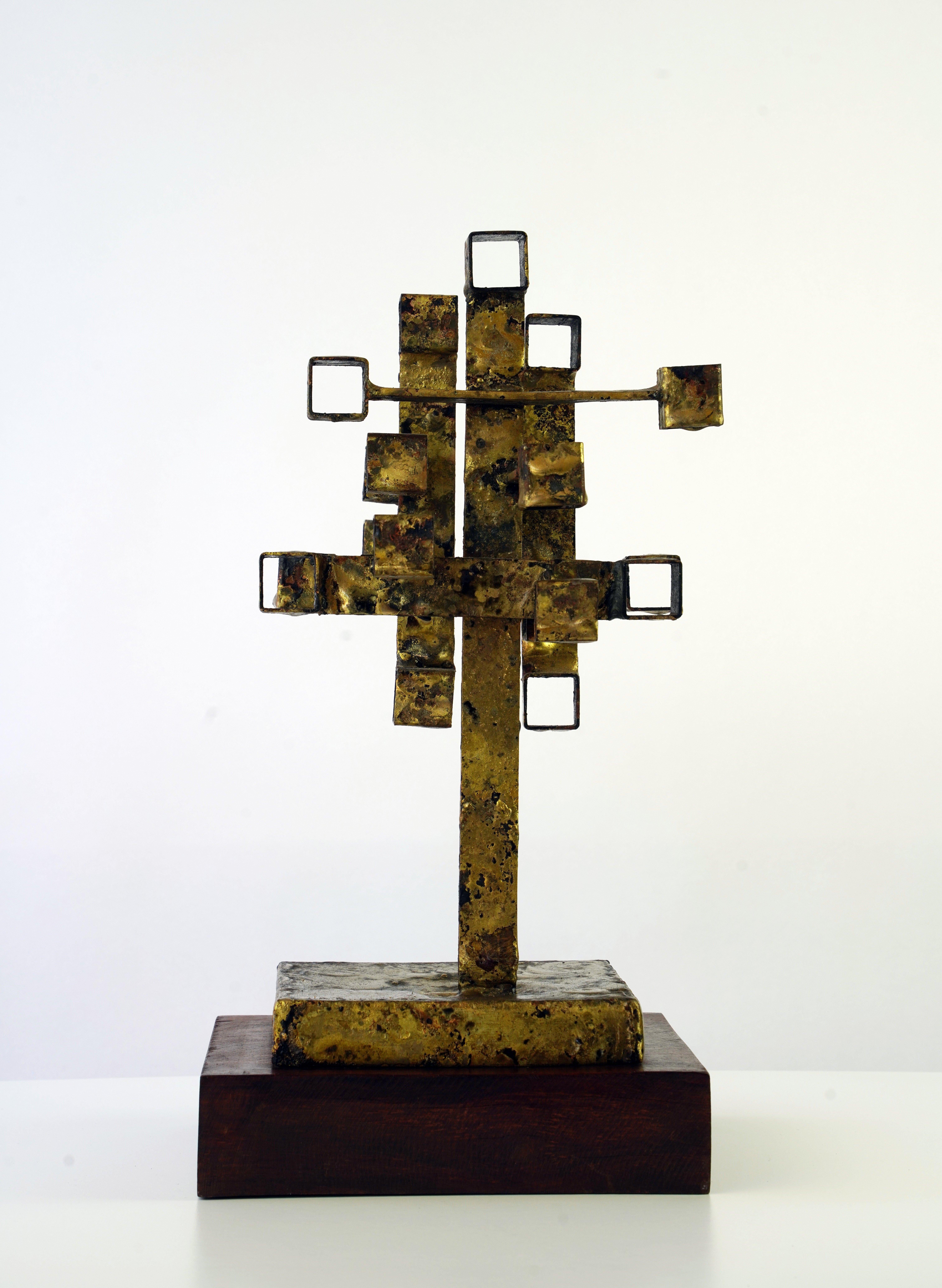 Joseph A. Burlini, nato nel 1937, è un artista contemporaneo americano famoso per le sue sculture di grandi dimensioni. Si è diplomato all'Art Institute of Chicago e ha trascorso gran parte della sua carriera nell'area metropolitana di Chicago. 

Lo
