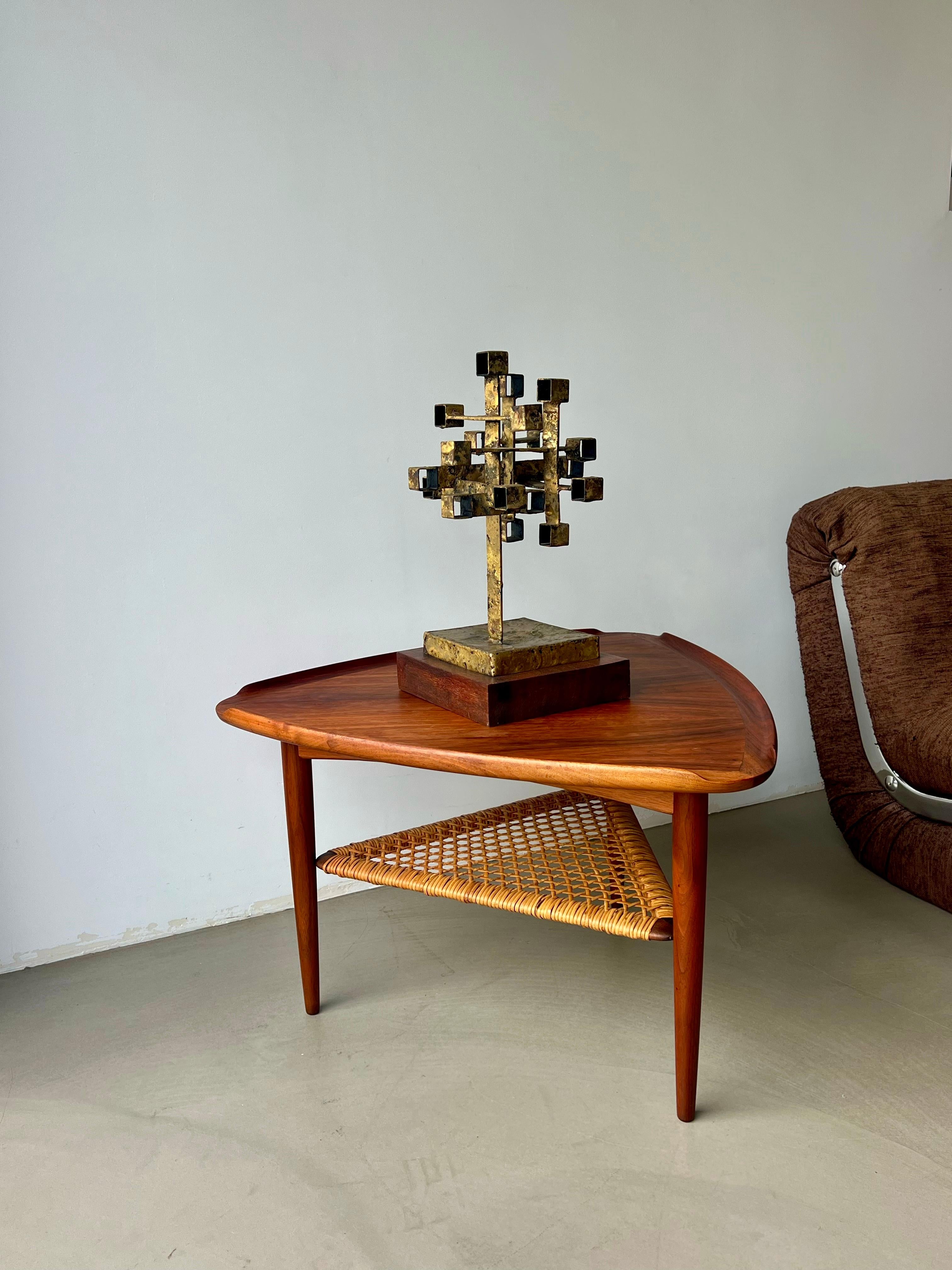 Ottone Scultura astratta in ottone di Joseph A. Burlini, datata 1967 in vendita