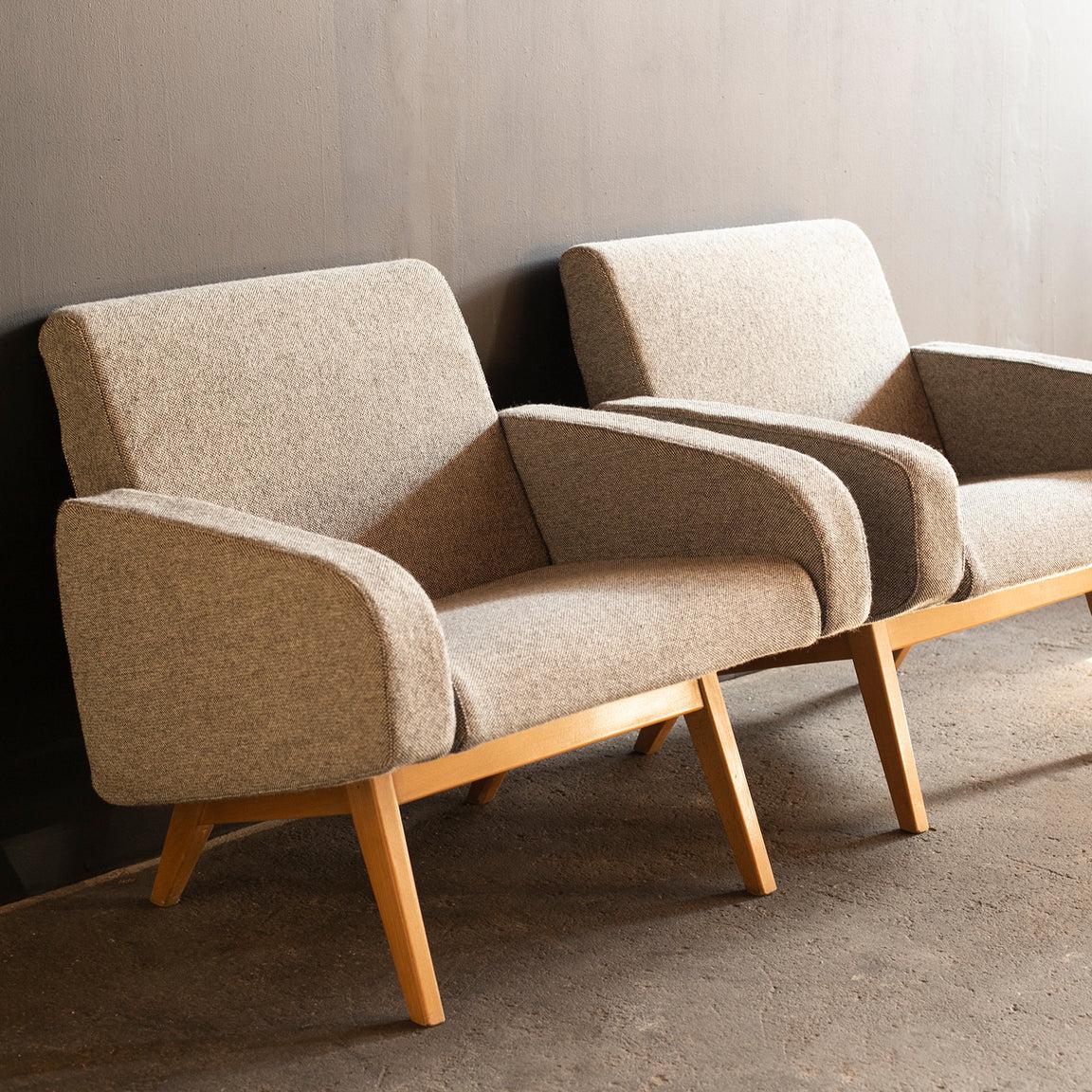 Ein Paar Sessel, entworfen von Joseph-André Motte für Steiner. Modell 740.
Für den Sessel 740 wurde er 1957 auf dem Salon des Arts Ménagers mit dem René-Gabriel-Preis ausgezeichnet.
Das Paar ist sehr seltene Modell, dass die Buche Holz für die Beine