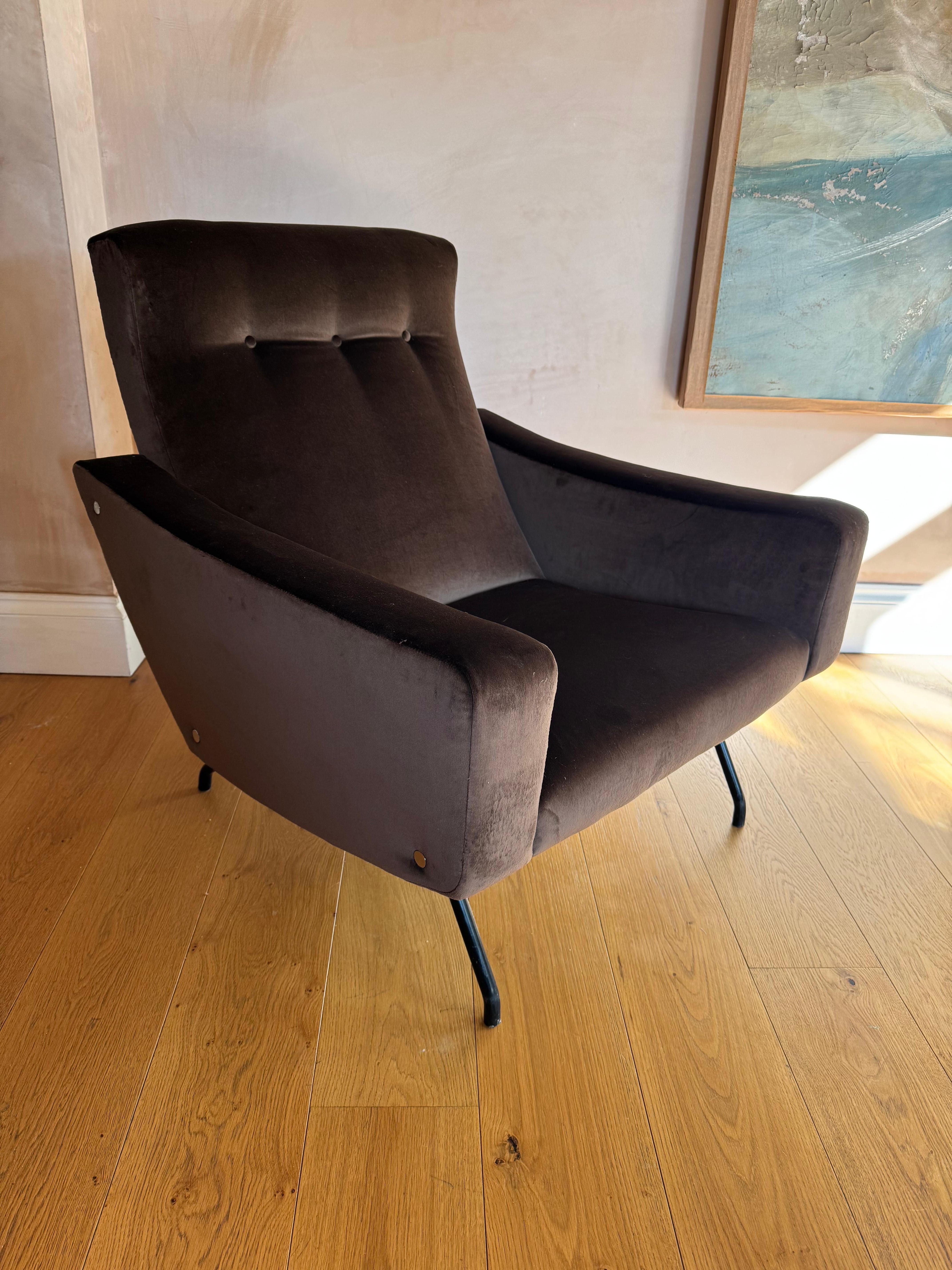 Un sillón Joseph-Andre Motte Galion fabricado por Steiner. Simpáticamente retapizada en terciopelo marrón oscuro. Patas y base de metal negro. Pieza muy cómoda y original de diseño moderno francés de mediados de siglo. 
