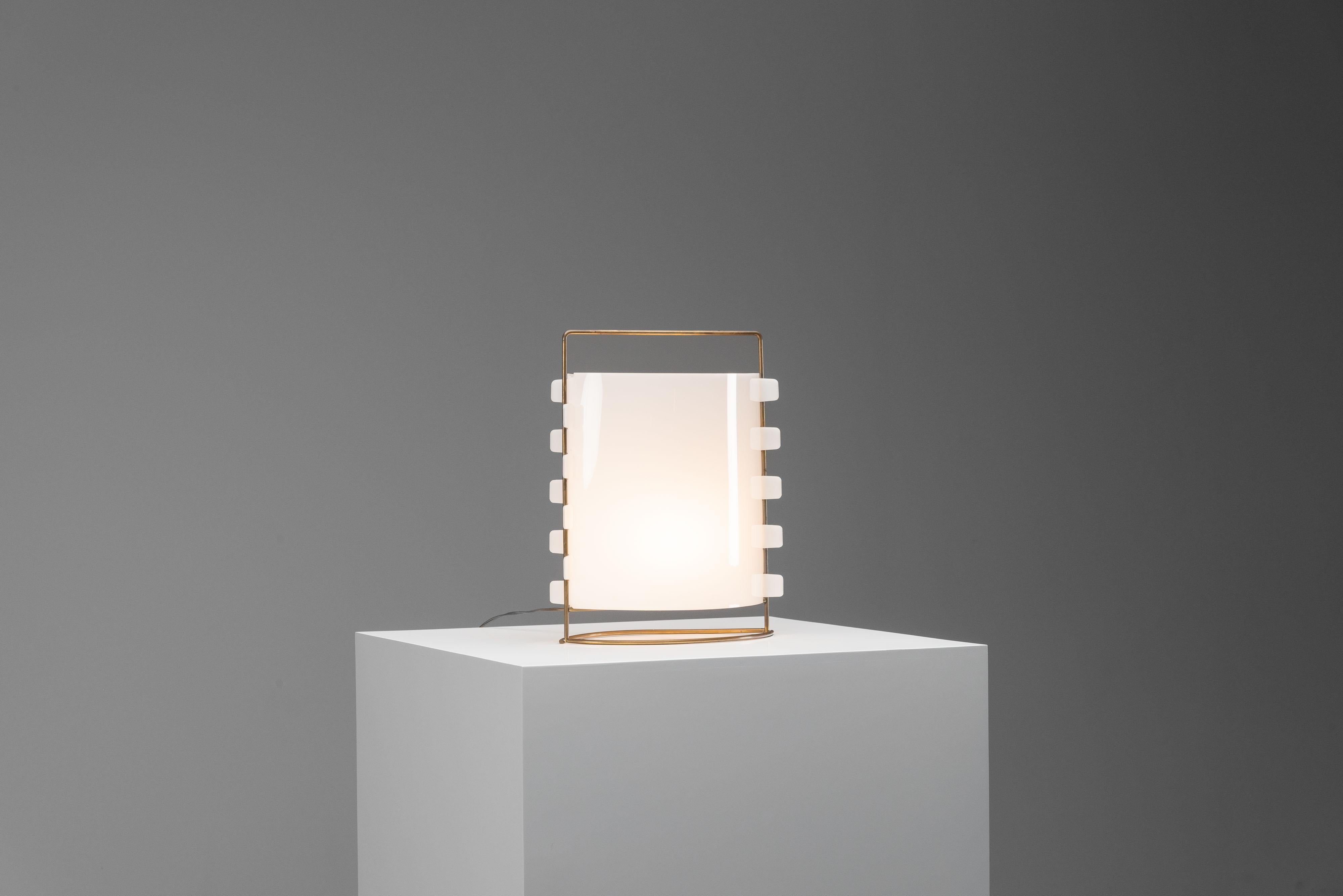 Joseph-André Motte Lámpara de mesa M5 Disderot Francia 1960 Latón en venta