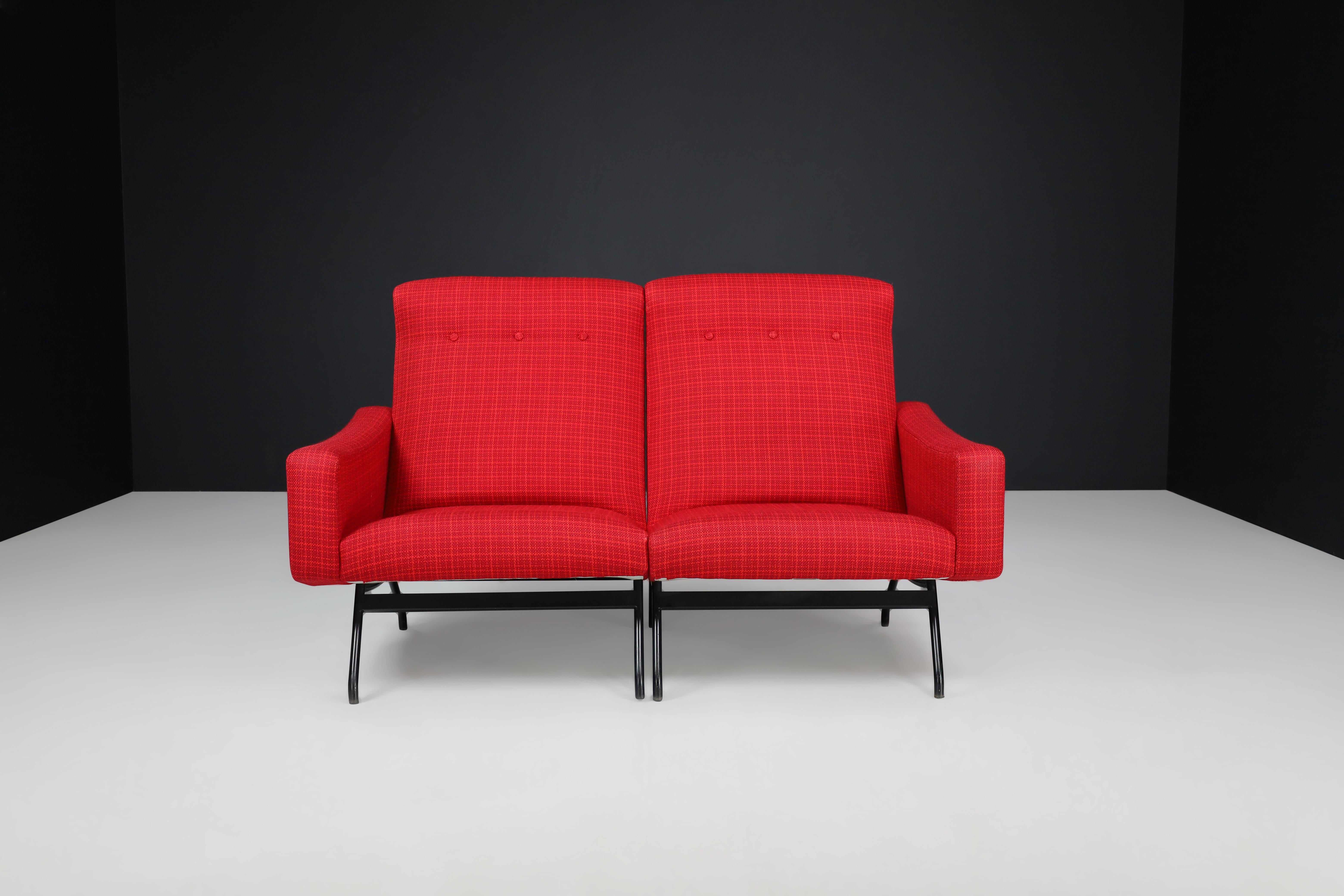 Joseph-Andre' Motte Sektionssofa Zweisitzer Rot Originalpolsterung Frankreich, 1950er Jahre
Dieses Set besteht aus zwei Sofas, die von Joseph-Andre' Motte in den 1950er Jahren in Frankreich entworfen und von Steiner hergestellt wurden. Die Sitze