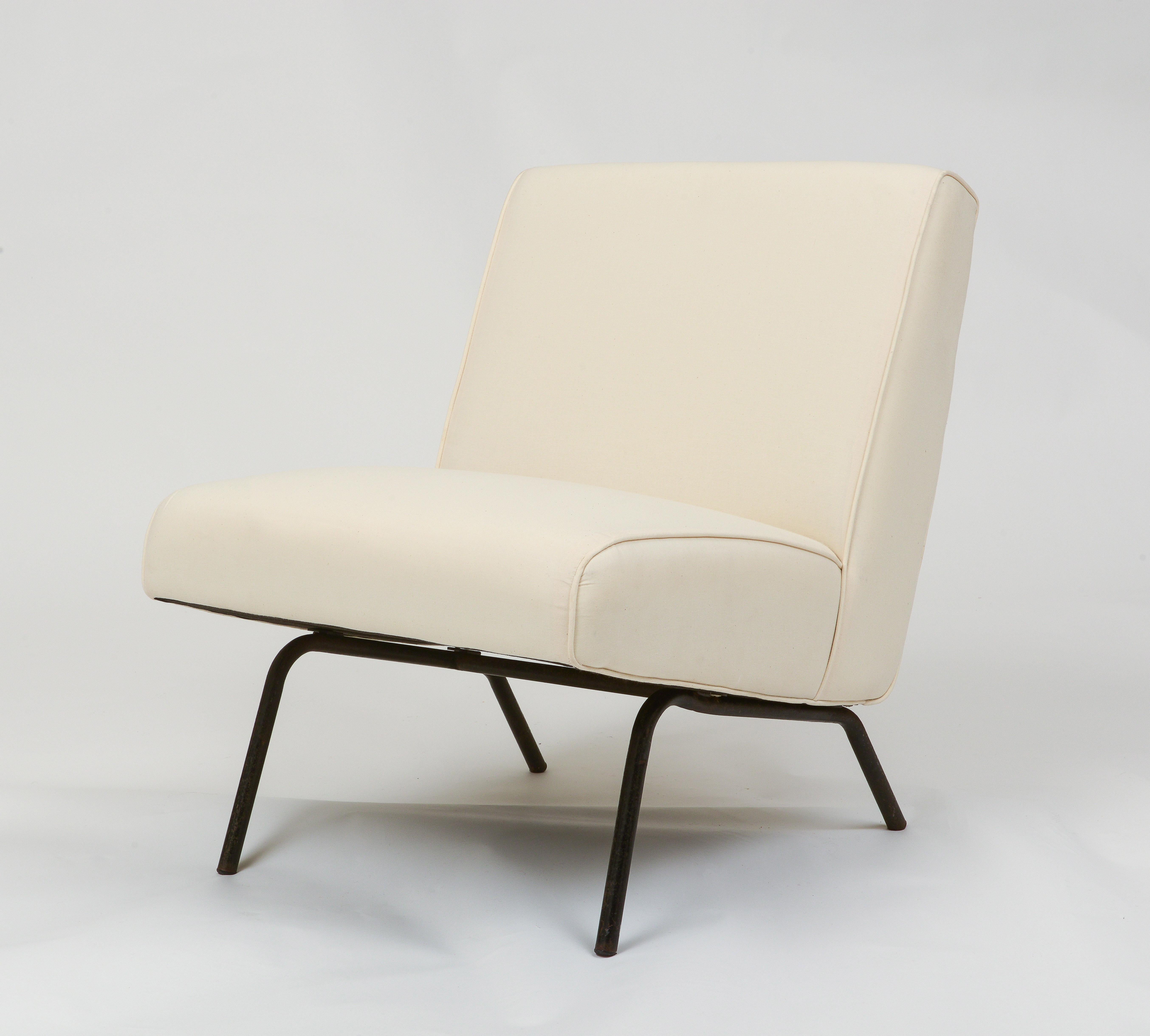 Joseph Andre Motte pair white chairs with iron legs, France 1960
Beautiful and elegant pair of chairs. Chic and sophisticate. Trademark legs of Joseph Andre Motte. One of the premier designers of the modern French movement. Comfortable and stable.