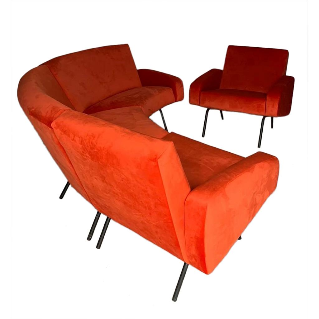 Model 743 living room set manufactured by Steiner, consisting of a combinable sofa (3 modules) and
two armchairs.

Steiner 1960 edition. Francia
Measures: Sofa height 65 cm x length 285 cm x width 67 cm (seat 32 cm)
Armchairs height 70 cm,