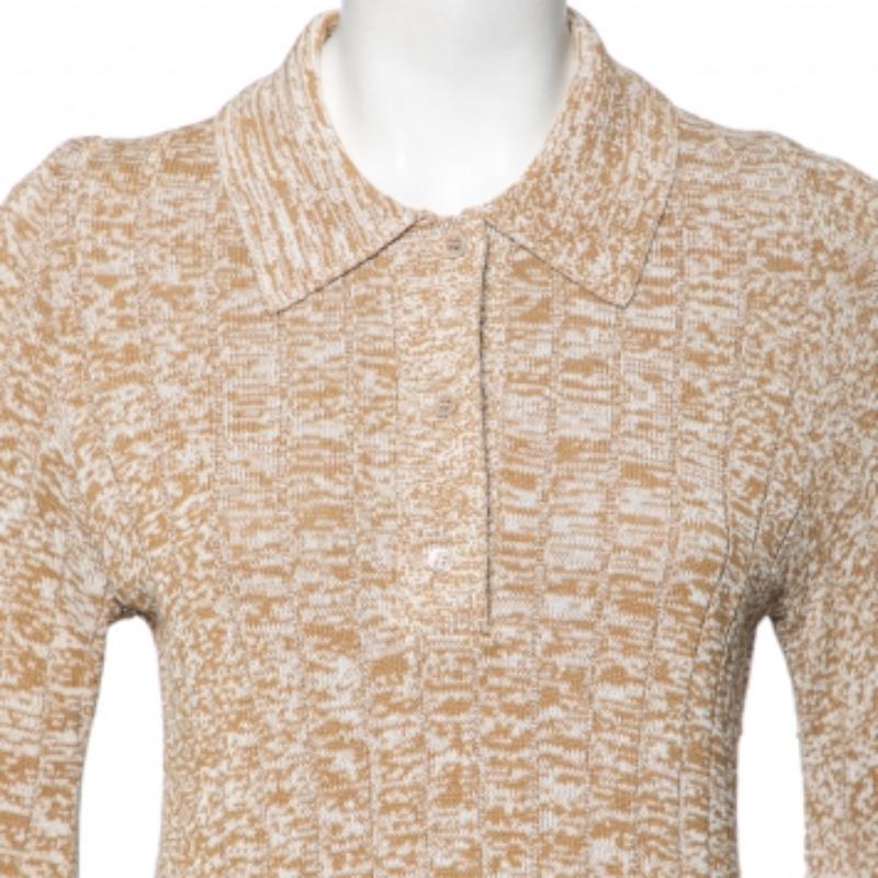 Mit diesem Joseph Polopullover fühlen Sie sich stilvoll warm. Die beigefarbene Kreation ist aus feinen Materialien genäht und hat lange Ärmel. Es ist mit einer schmeichelhaften, anschmiegsamen Silhouette ausgestattet. Genau der richtige Pullover für