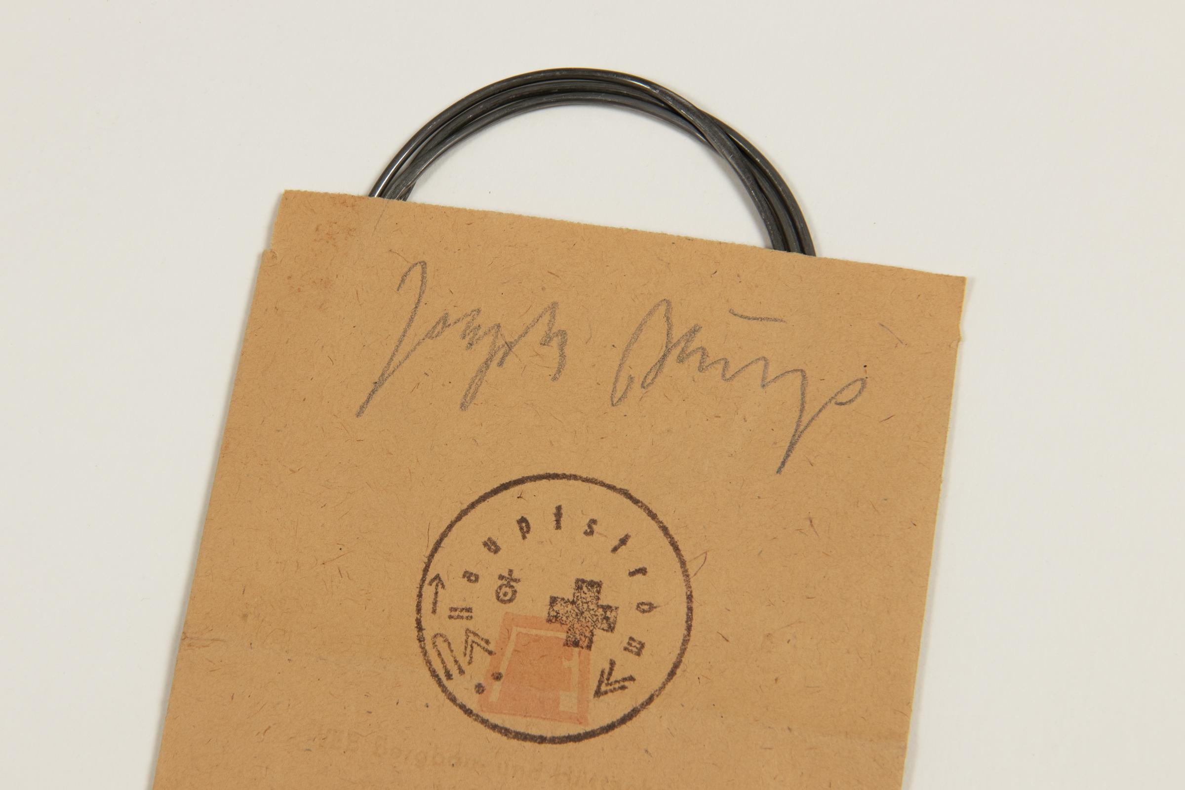 Joseph Beuys, 1 Wirtschaftswert (Lötzinn) - Readymade signé de 1977 en vente 3