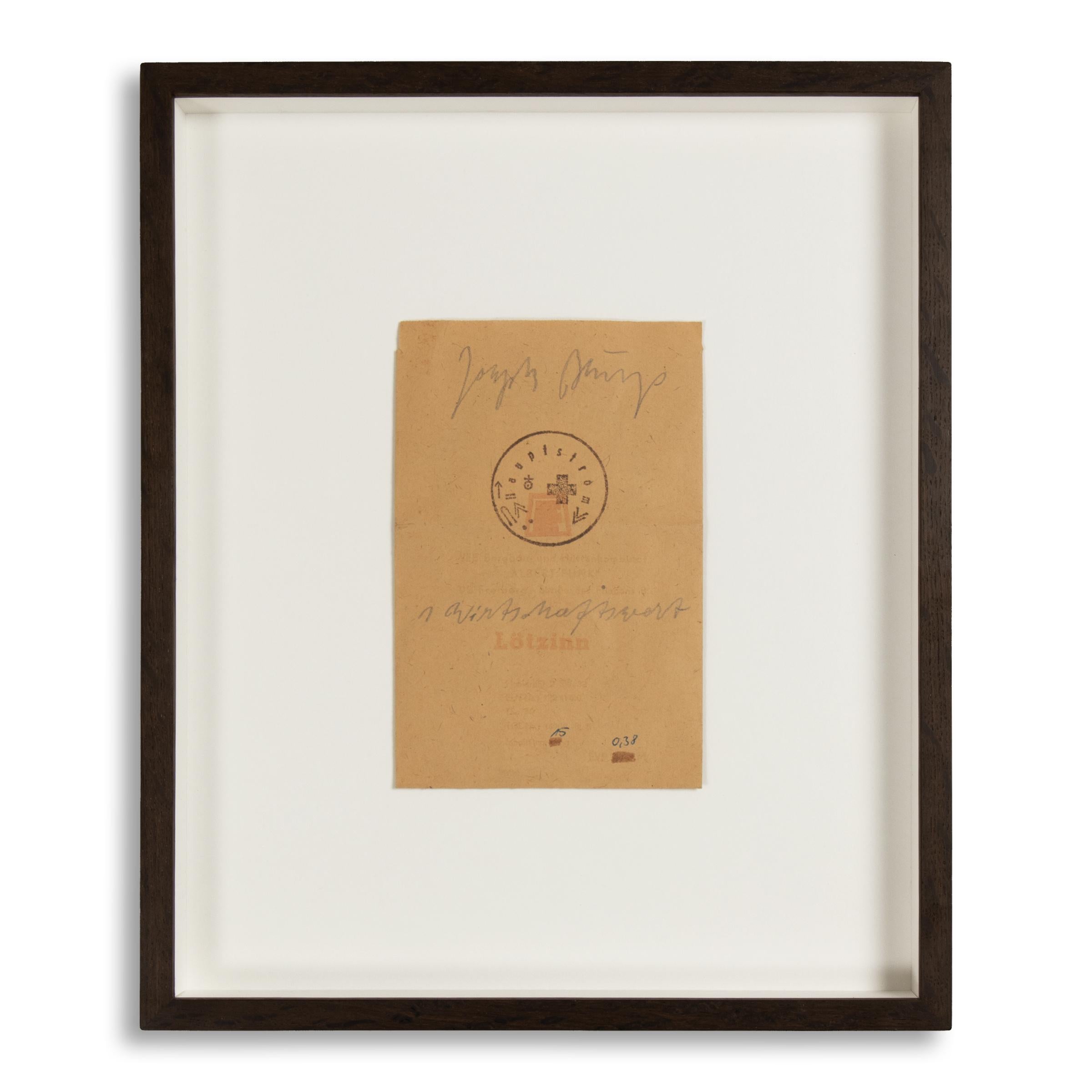 Joseph Beuys (allemand, 1921-1986)
1 Wirtschaftswert (Lötzinn), 1977
support : Crayon sur sac en papier, soudure à l'étain
Dimensions : 7 × 4 1/2 × 1/10 in (17,8 × 11,5 × 0,3 cm)
Dimensions du cadre : 14,4 x 11,8 x 1,8 in (36,6 x 30 x 4,5 cm)
Rareté