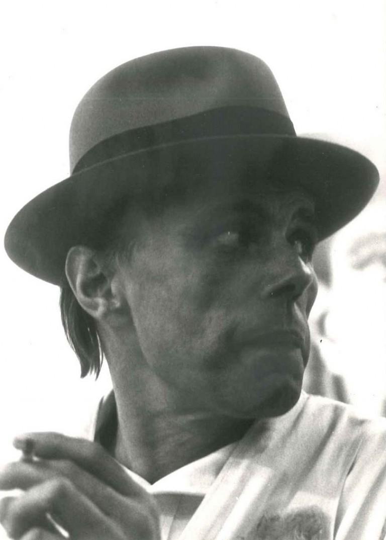 Beuys Portrait is an original black and white photograph representing a profile of the renowned German contemporary artist Joseph Beuys with his typical felt hat. This photo was very likely realized in 1972 by Buby Durini.
In excellent