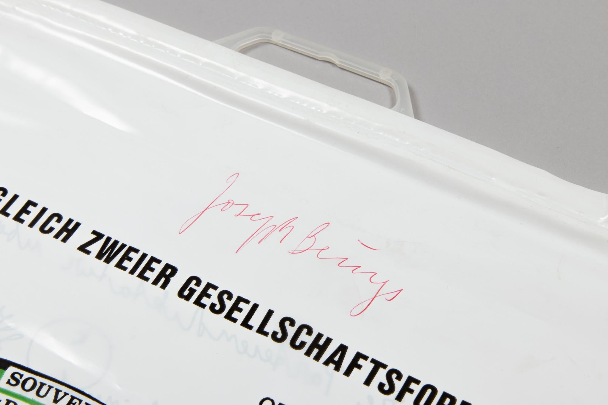 Joseph Beuys, Parteiendiktatur – signierte Einkaufstasche, 1971, Fluxus im Angebot 2