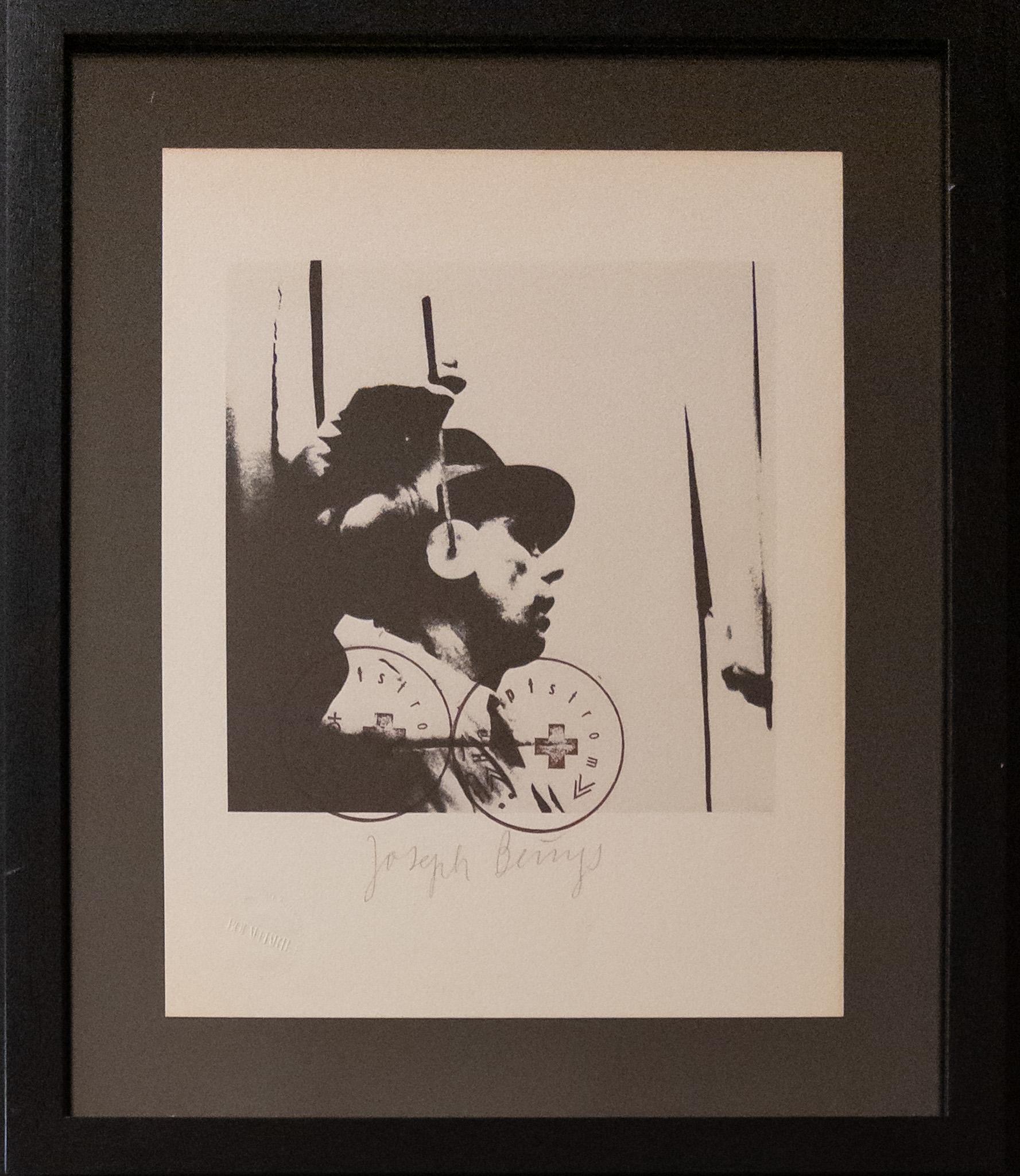 Fotolitografia su carta dalla serie "I cinque sensi", edita nel 1974.
Edizione limitata, numerata 2176/5000.
Firmato a mano a matita dall'artista in basso.

Formato carta: 30 x 23,5 cm
Dimensioni con cornice: 41 x 34,5 cm
Condizioni molto buone,