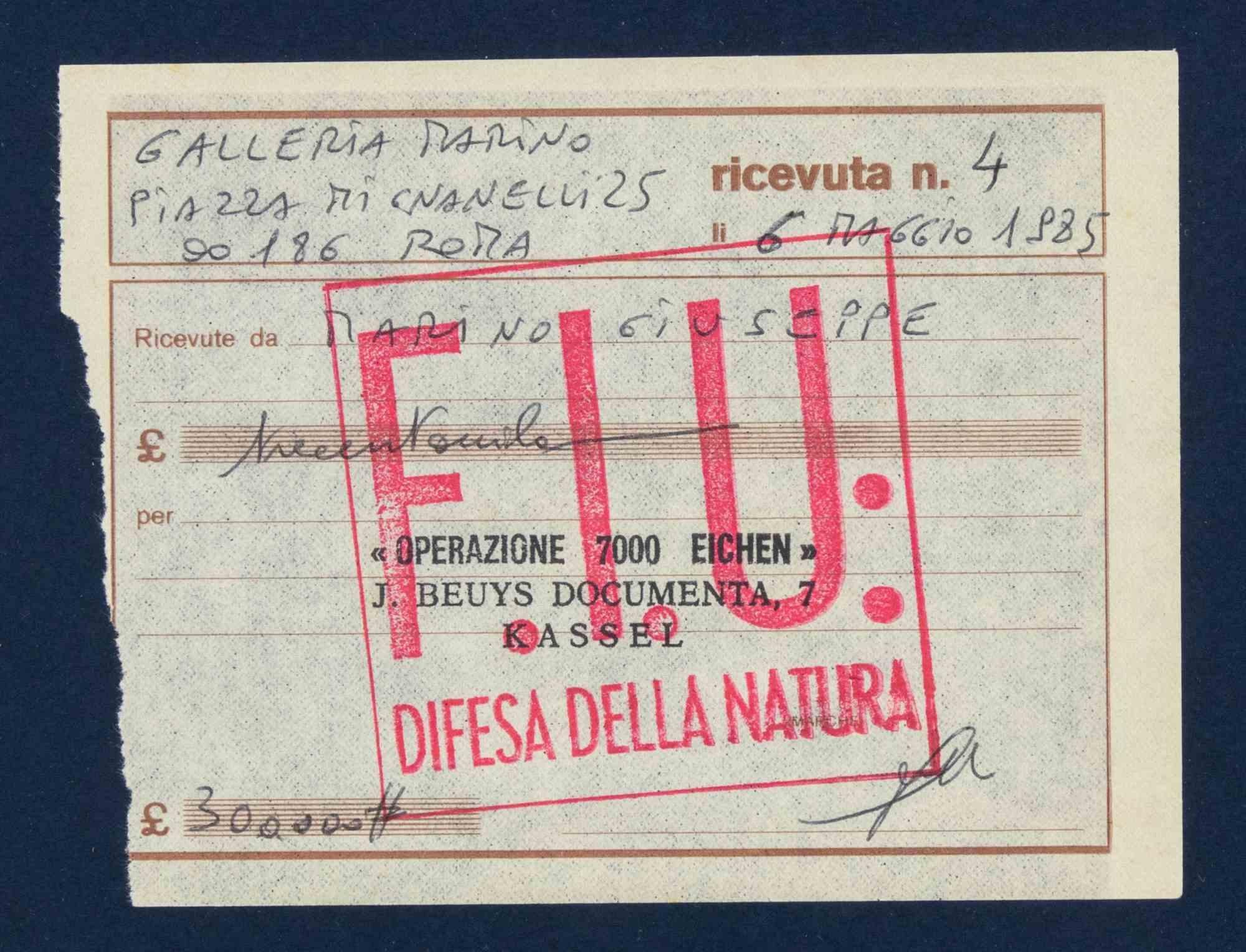 Operazione 7000 Eichen est un reçu original réalisé en 1985 par Joseph Beuys à l'occasion de son exposition personnelle à la Marino Gallery (a Gallery Mignanelli, Rome). 

En bon état, y compris un cadre en bois (28 x 3,5 x 34,5 cm).

Signé à la