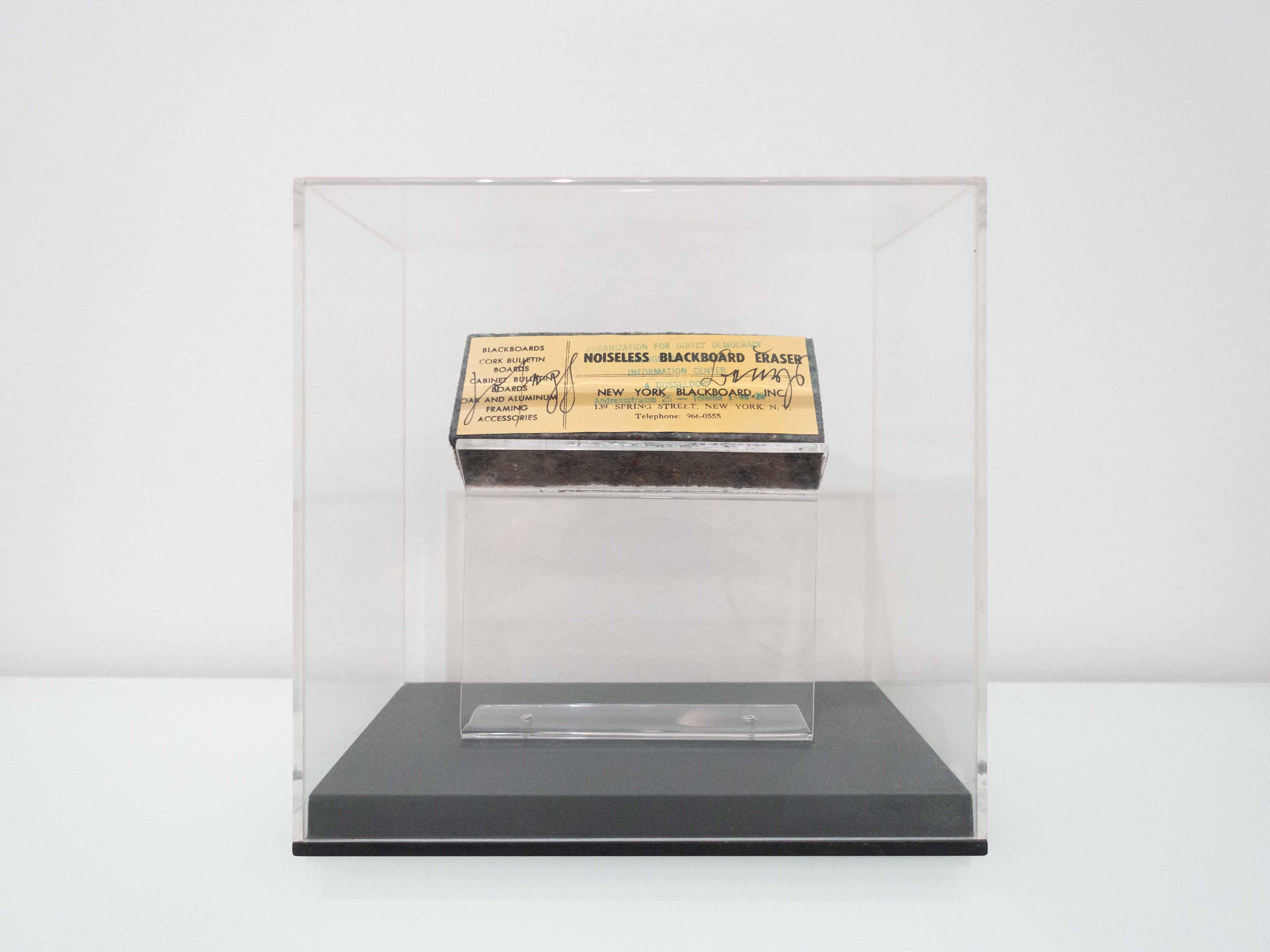 Joseph Beuys
Gomme à tableau silencieuse
1974
gomme en feutre pour tableau noir avec ajouts de tampons
Publié par Ronald Feldman Fine Arts, Inc, New York.
Dimensions de l'ouvrage : 2,5 x 12,6 x 5 cm
Dimensions de la boîte : 20,5 x 20,8 x 13