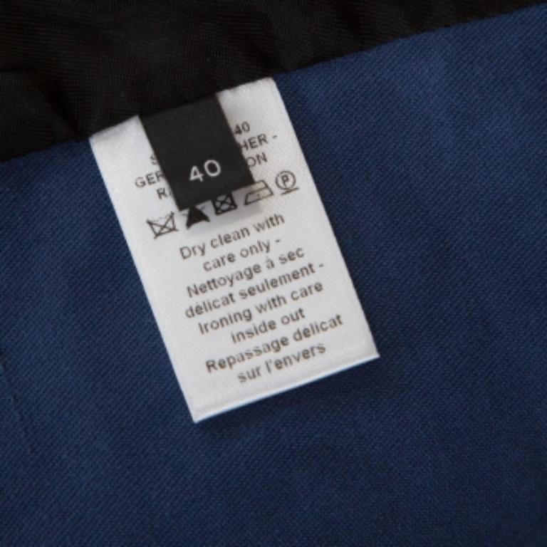 Questa giacca elegante proviene dalla casa Joseph. È realizzato con materiali di qualità ed è disponibile nelle graziose tonalità del blu navy e del nero. È caratterizzato da collo rotondo, maniche lunghe, due tasche, finiture in pelle di agnello,