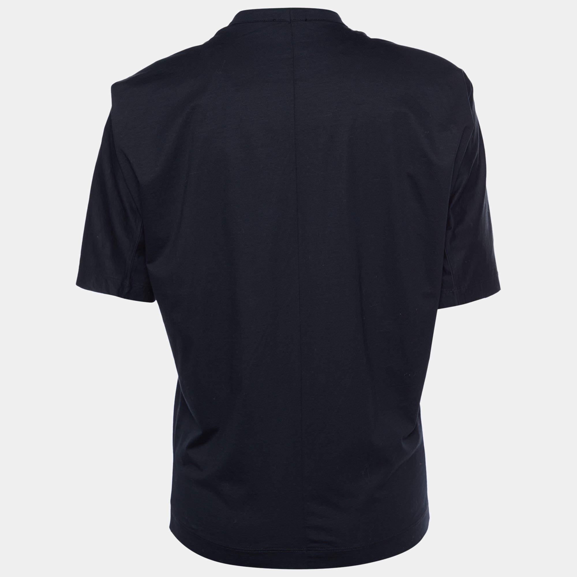 A perfect combination of comfort  luxury  and style  this Joseph t shirt is a must have piece Made from quality materials  the creation can be styled with denim pants and sneakers for a cool look.