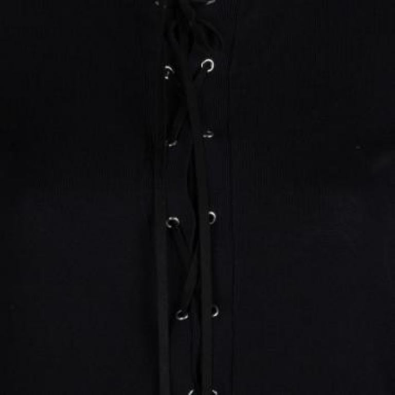 Depuis ses débuts, Joseph fait entrer le street-wear dans le monde de la mode. Ce haut noir fait partie de la collection contemporaine de prêts-à-porter de la marque. Ce haut en tricot est confectionné en coton et présente un détail d'attaches
