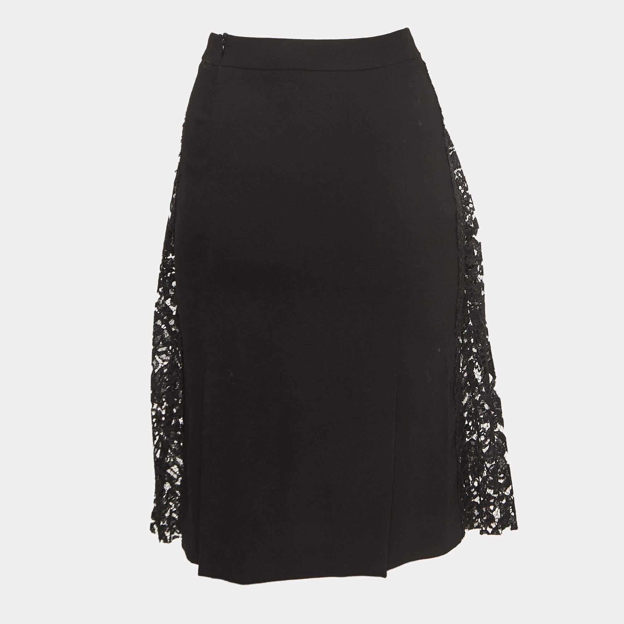 Experience the charm of designer clothing with this gorgeous skirt. Made from quality fabrics, the skirt has a simple allure and a great fit. Pair it up with a tailored blouse or a simple top and high heels.
