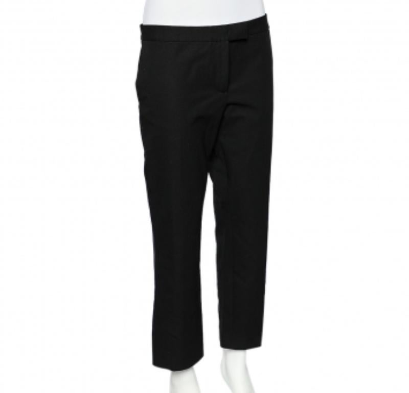 Estos pantalones chic se han confeccionado para ofrecer un aspecto formal. Son de Joseph y están confeccionados en una mezcla de lana con un corte recto. Encantadores y cómodos, los pantalones negros pueden combinarse con una camisa con botones y