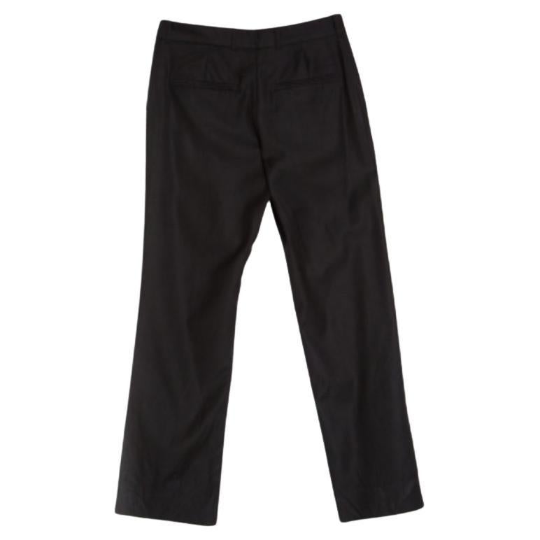 Votre look formel sera très confortable et élégant si vous portez ce pantalon bien taillé de Joseph. Il présente une teinte noire et une forme ajustée avec une taille boutonnée qui donnera un look impeccable lorsqu'il sera associé à un bleu affirmé.
