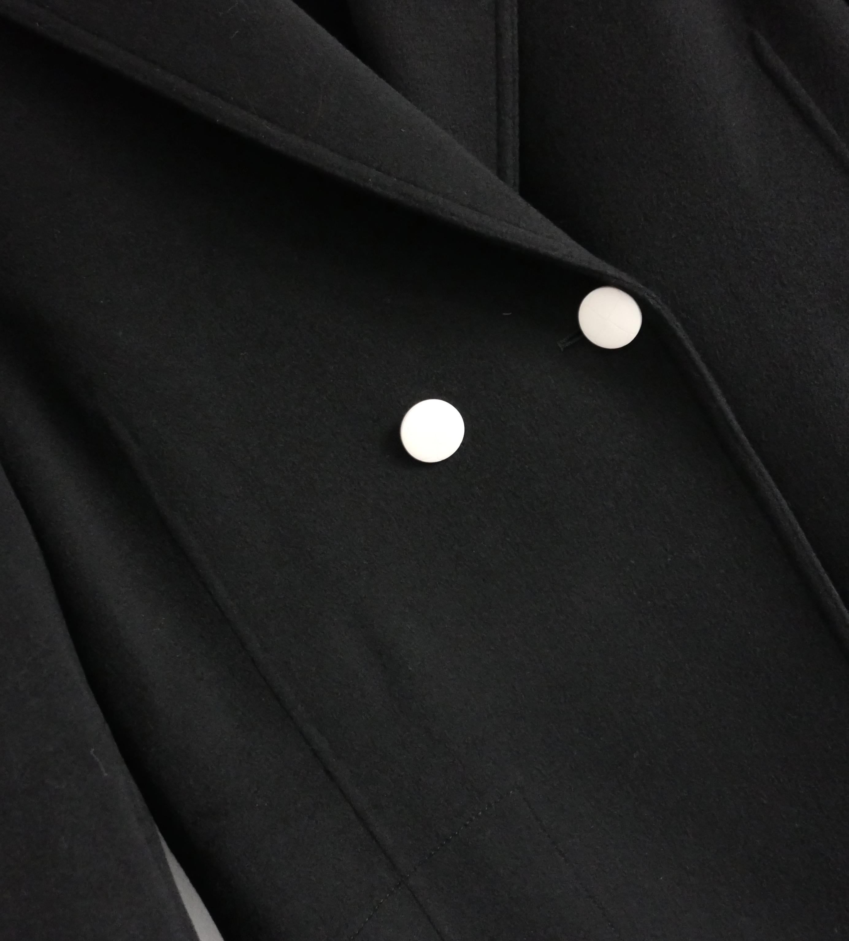 La più elegante giacca Joseph Brest - acquistata per 850 sterline e indossata due volte. Realizzato in lana double face nera con il 10% di cashmere, presenta bottoni color crema, spacchi laterali con tasche integrate e dettagli di cucitura. Foderato