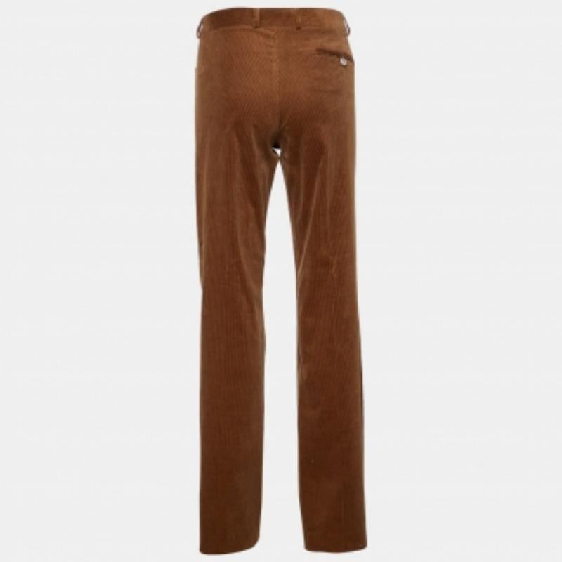 Valorizza il tuo abbigliamento formale con questo paio di pantaloni. Progettati con una silhouette e una vestibilità superba, questo paio di pantaloni ti renderà sicuramente elegante.