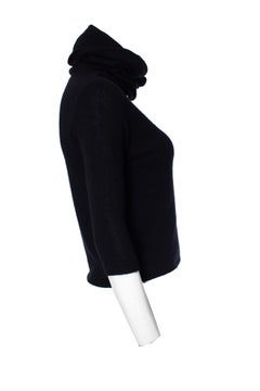 Joseph,  top in cashmere con dolcevita extra lungo.