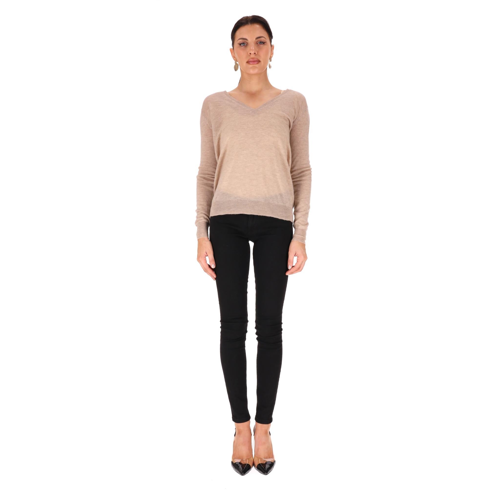 Joseph V.I.I.I. col V en cachemire

Pull beige entièrement réalisé en cachemire.

Manches longues, col en V, poignets et ourlets côtelés.

Rrp Approx. £350

Taille - S

État - Très bon

Composition - 100% cachemire