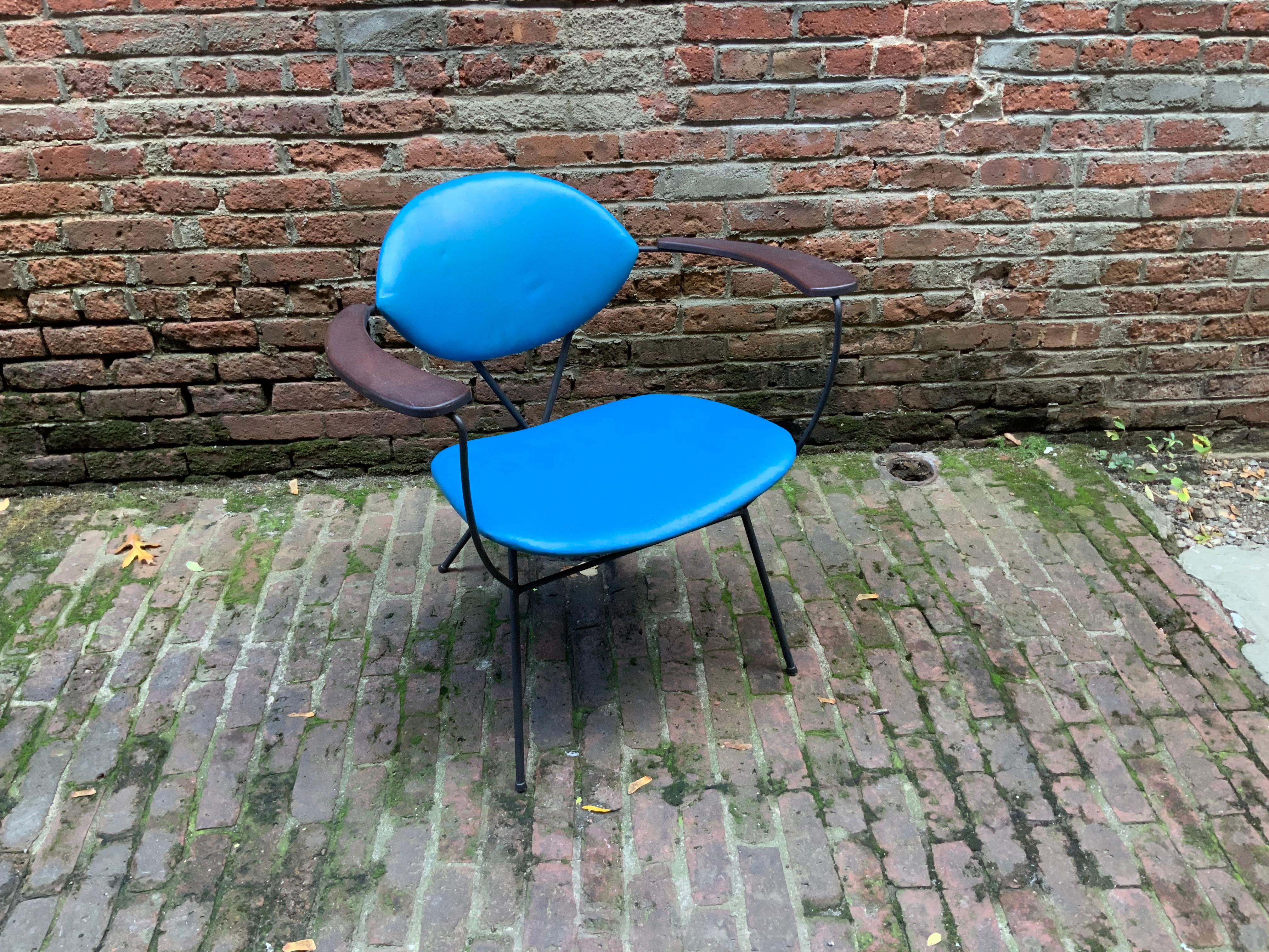 Designed by Joseph Cicchelli for Reilly-Wolff, circa 1950-1960. Original blue vinyl upholstery, wood paddle arms with an iron rod frame. Fantastic and durable Minimalist design. Very good condition.

Measures: Seat height is 17