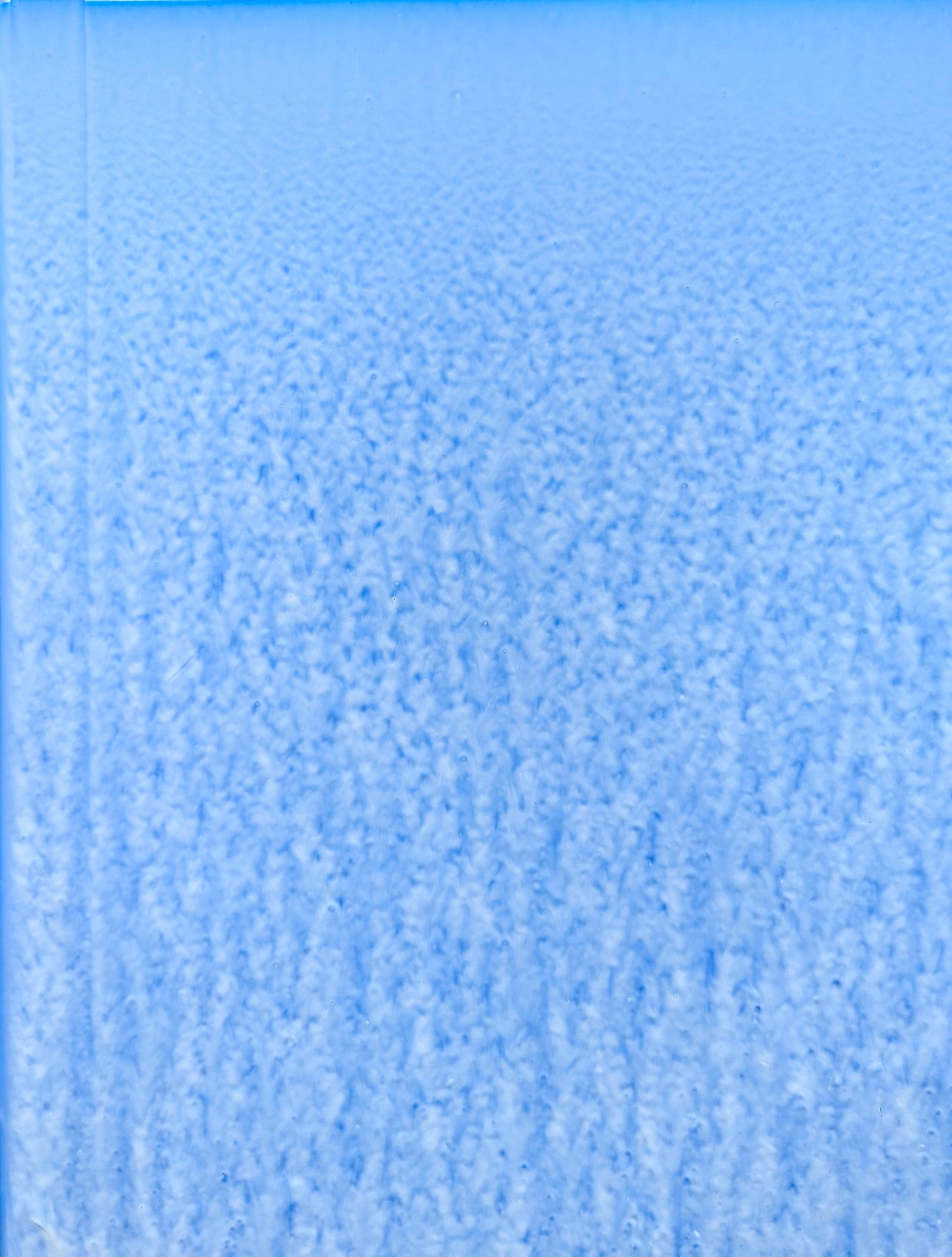 Quadro astratto contemporaneo di colore blu chiaro dell'artista Joseph Cohen di Houston. L'opera presenta un campo sfumato blu e bianco che termina in gocce sul bordo inferiore del pezzo. Firmato e intitolato sul retro. Attualmente è appeso a una