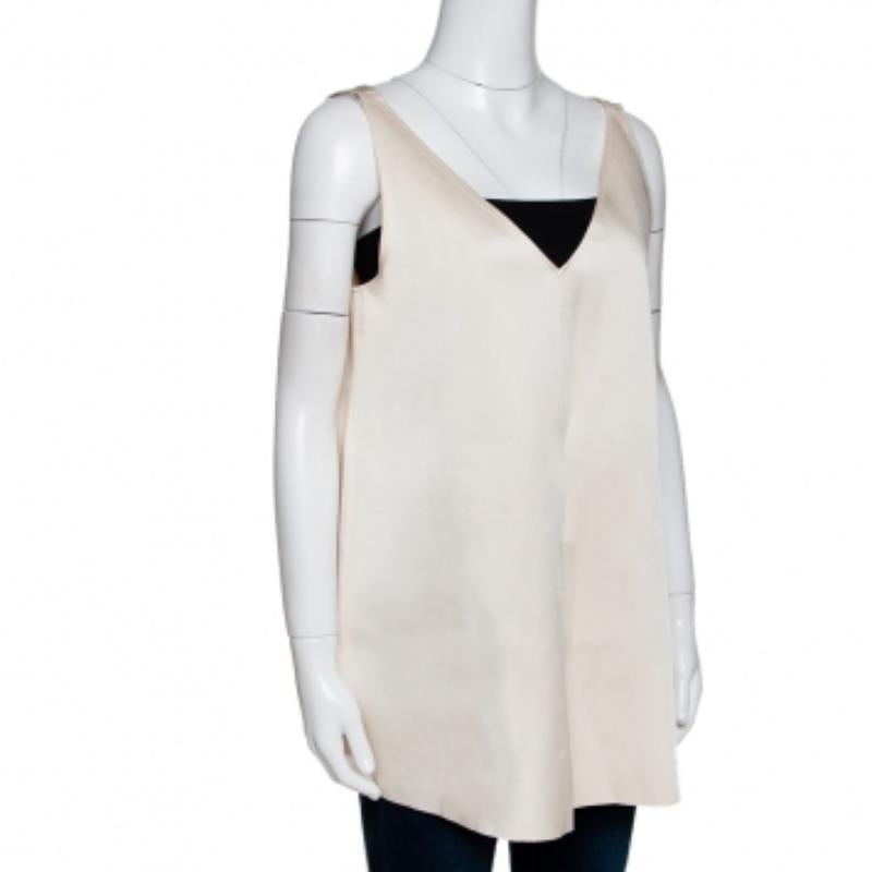 If your style is classic and feminine, then this cream top from Joseph is a perfect choice. Tailored in quality fabrics, this piece flaunts a sleeveless silhouette and a plunging neckline. This top can be paired with almost anything in your wardrobe.