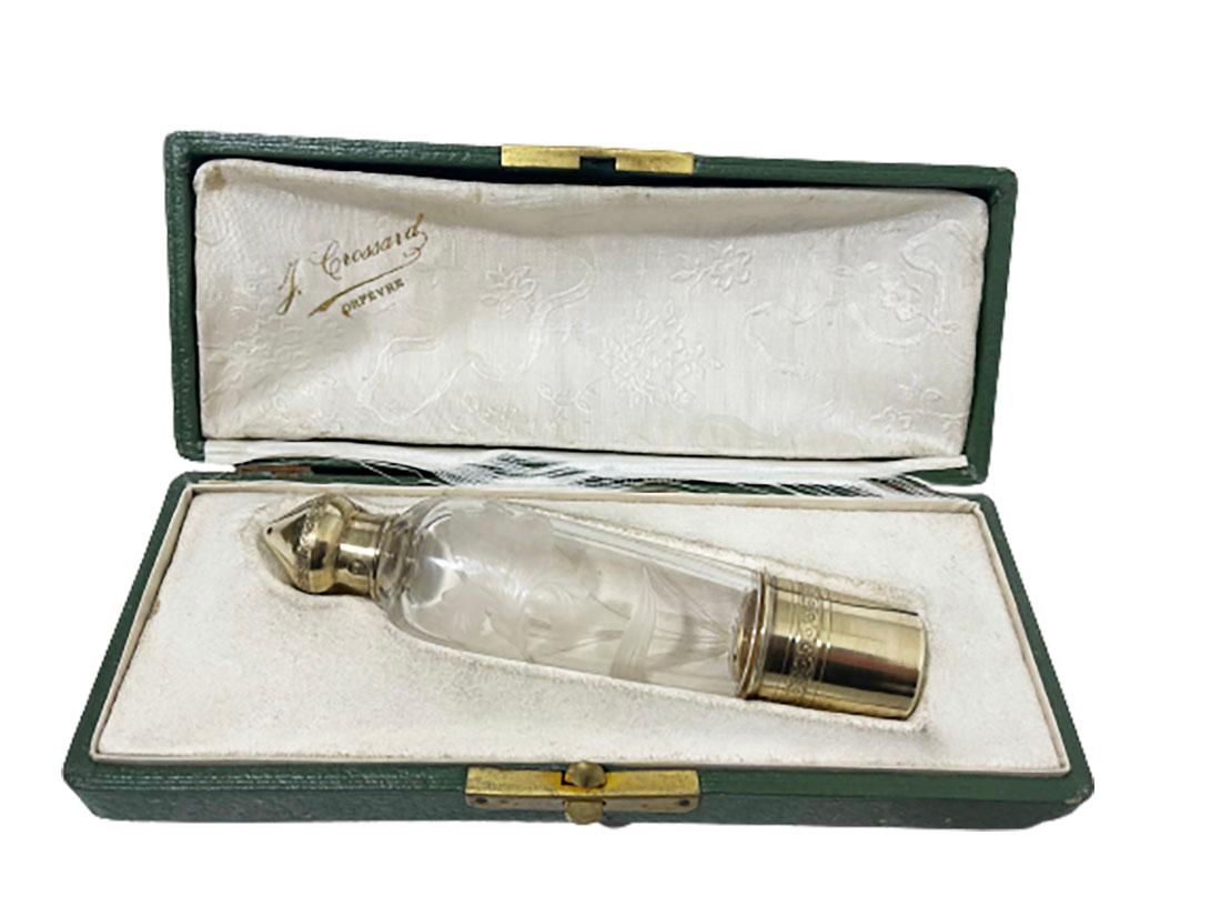 Joseph Crossard French Silver Gold Plated and Engraved Traveling Liqueur Bottle In Good Condition For Sale In Delft, NL