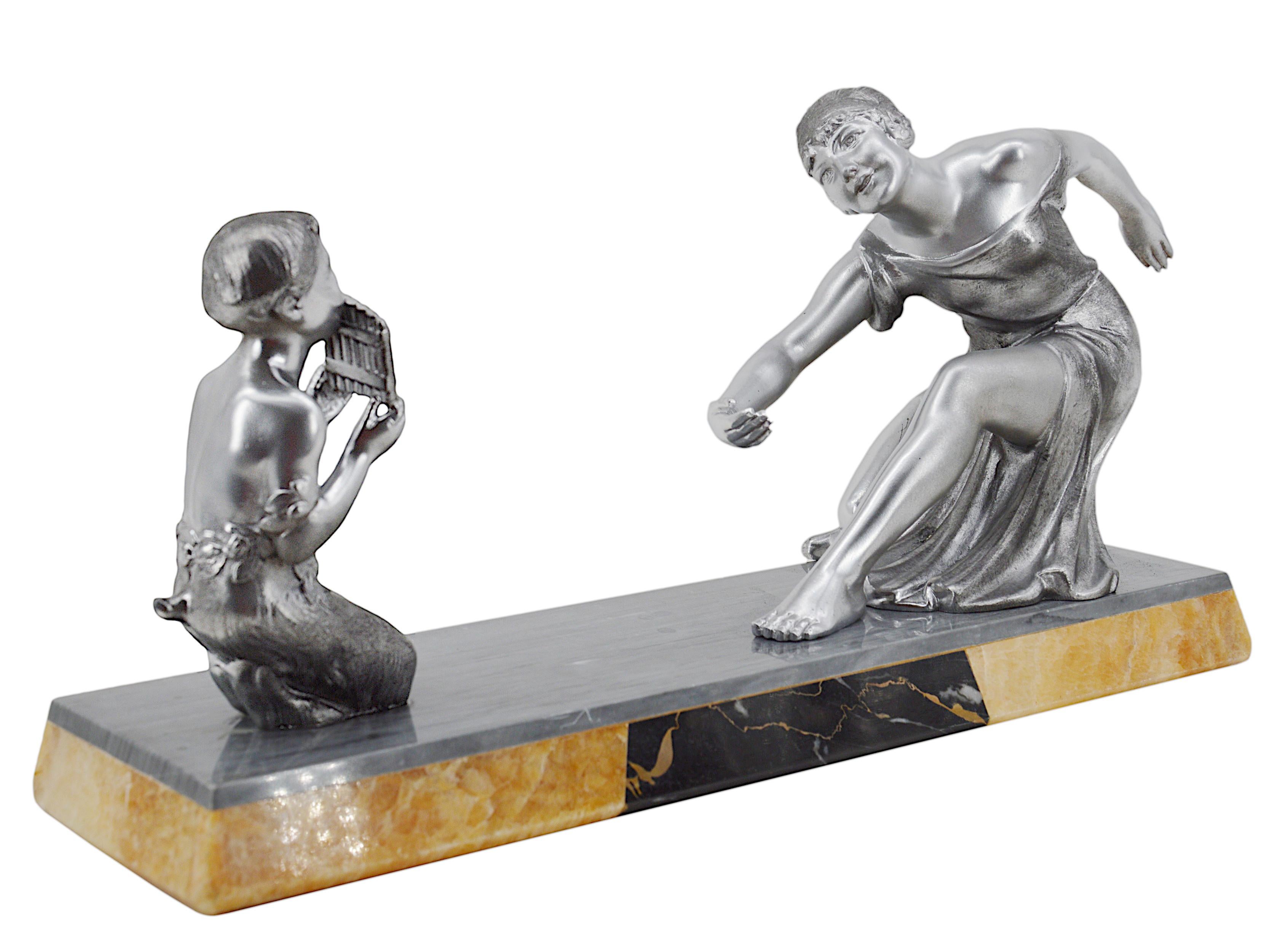 Französische Art-Déco-Skulptur von Joseph d'Asté (1872-1940), Frankreich, 1920er Jahre. Junge Frau und Gott Pan. Zinn und Marmor. Breite: 45cm (17.7