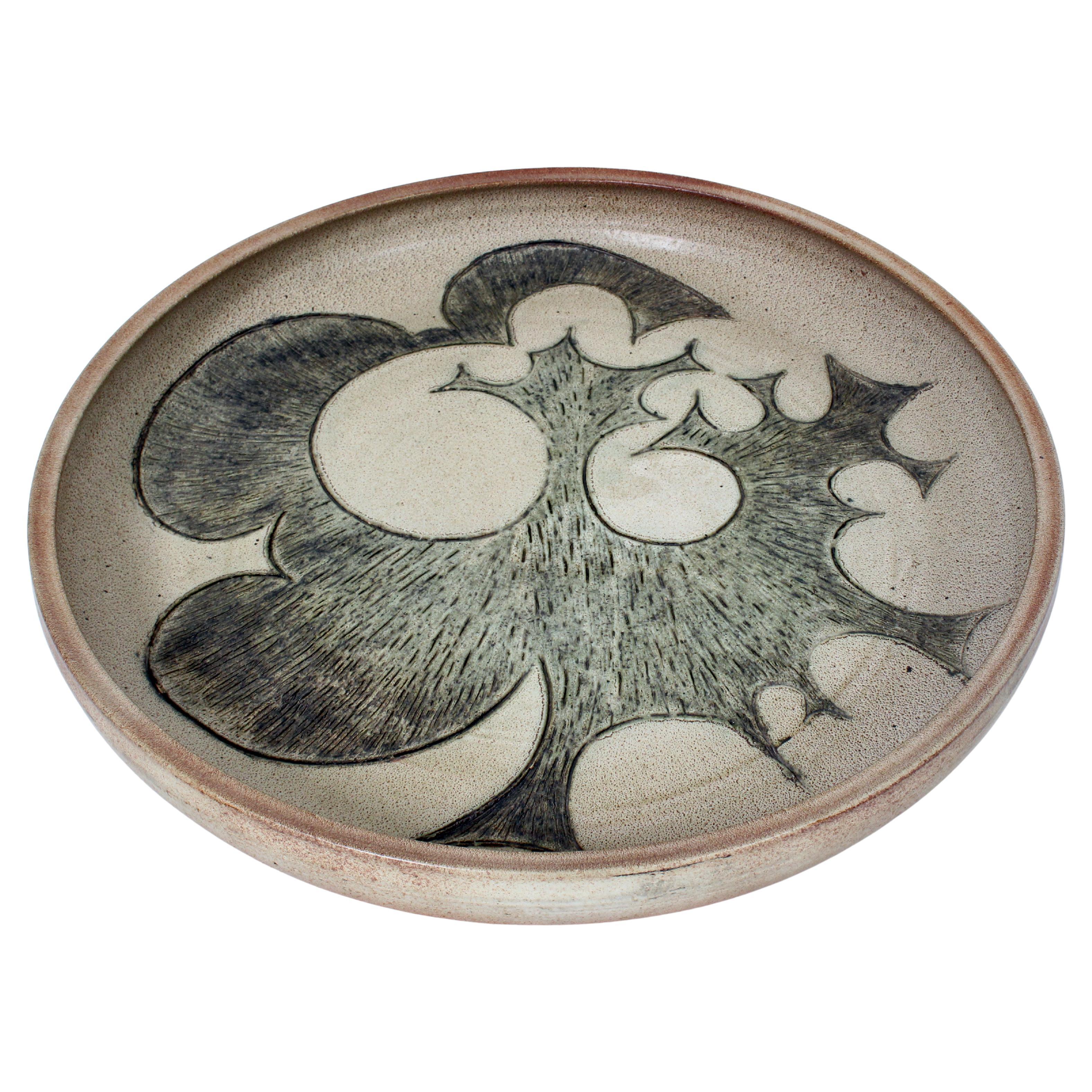 Chargeur en céramique Beige, Pale Green 
Black Sgraffito de Joseph David Broudo en vente