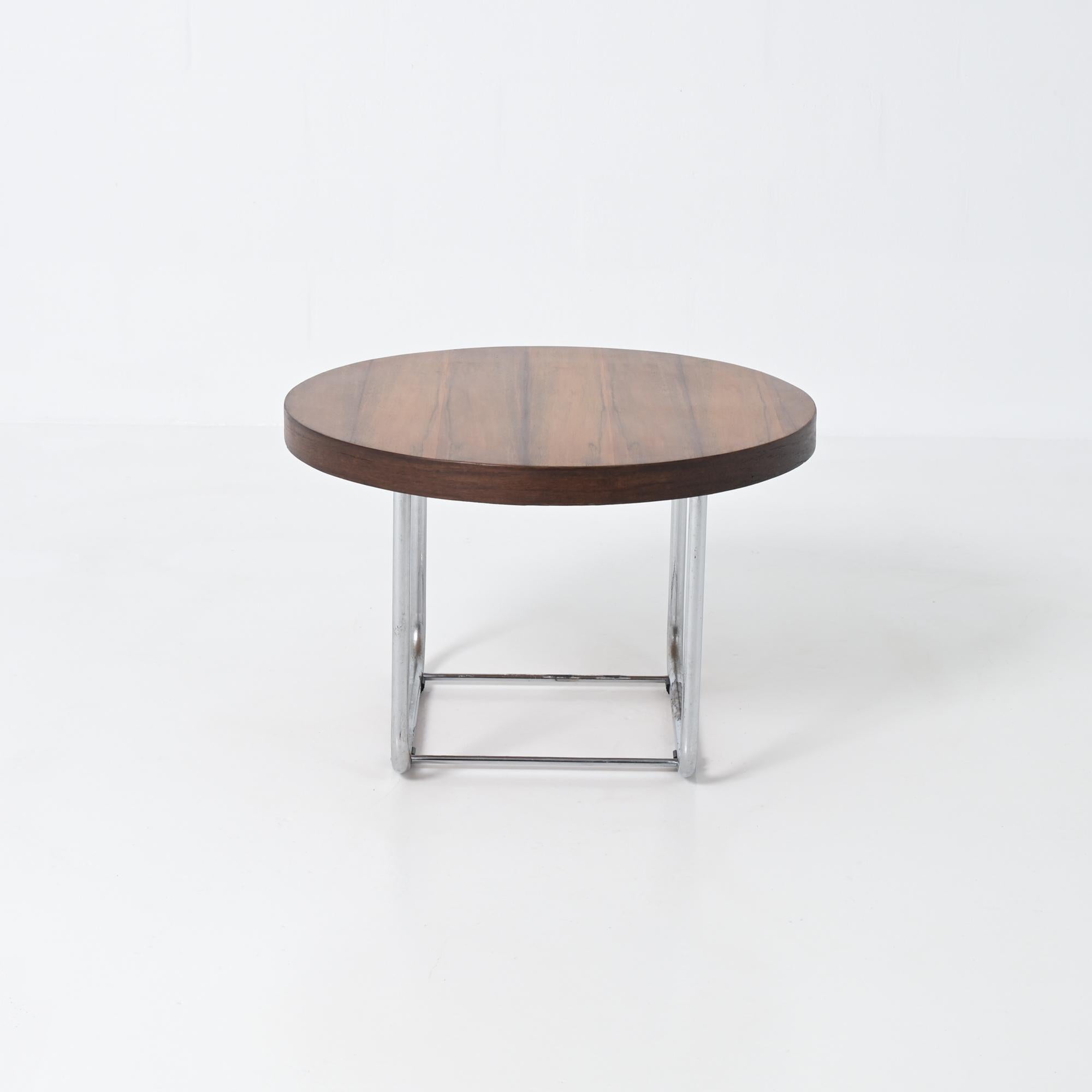 L'architecte Joseph Diongre (1878/1963) a conçu le bâtiment Flagey en 1933. Il a également conçu le mobilier de ce bâtiment. Cette table conçue pour Design/One est difficile à trouver, c'est un grand exemple d'artisanat.

Le chrome du cadre