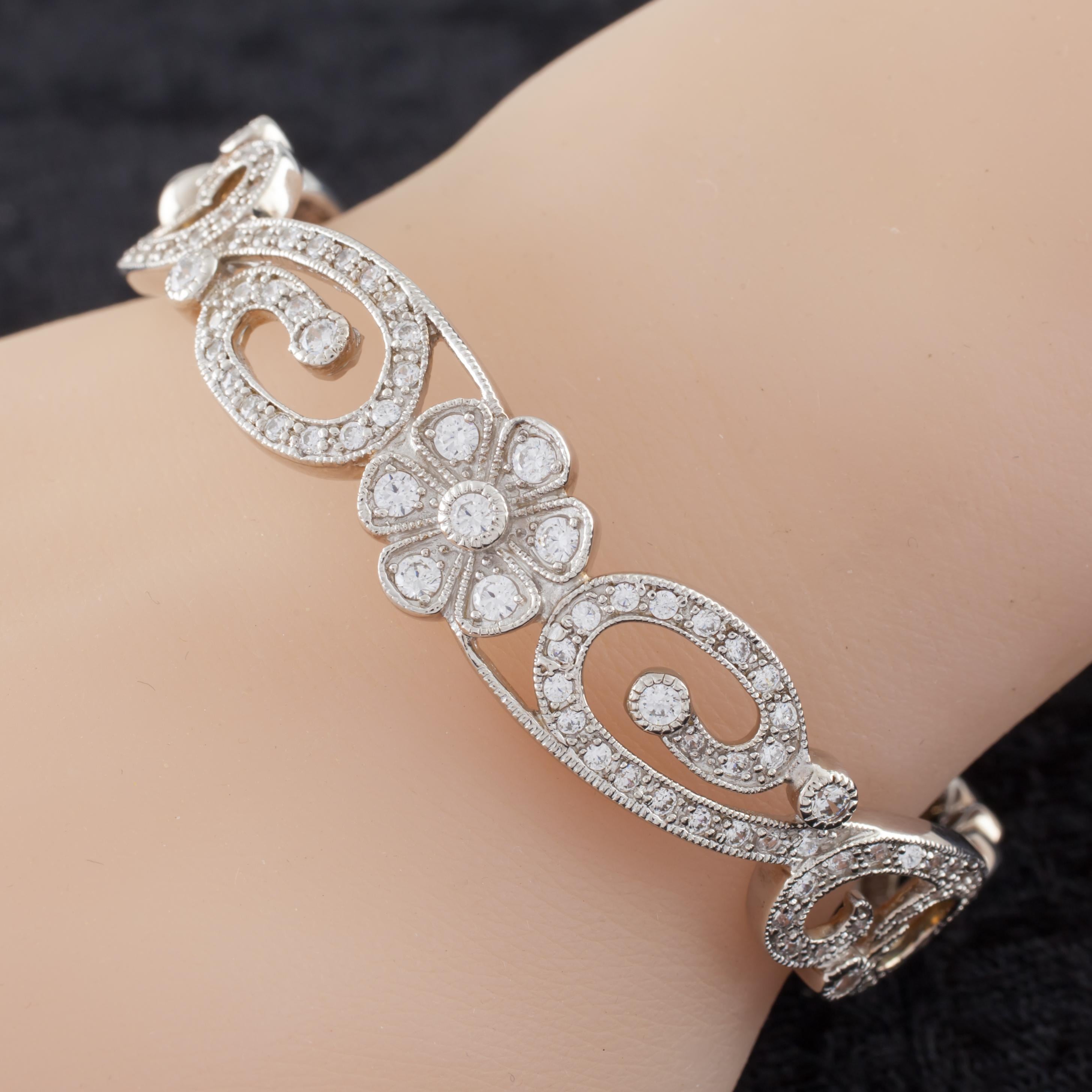 Splendido braccialetto in argento sterling di Joseph Esposito.
Presenta disegni in loop con elementi floreali.
Dettagli in graniglia con zirconi incastonati.
Bracciale a cerniera con chiusura magnetica.
Dimensioni: 7 pollici.
Larghezza: 12 mm.
Peso: