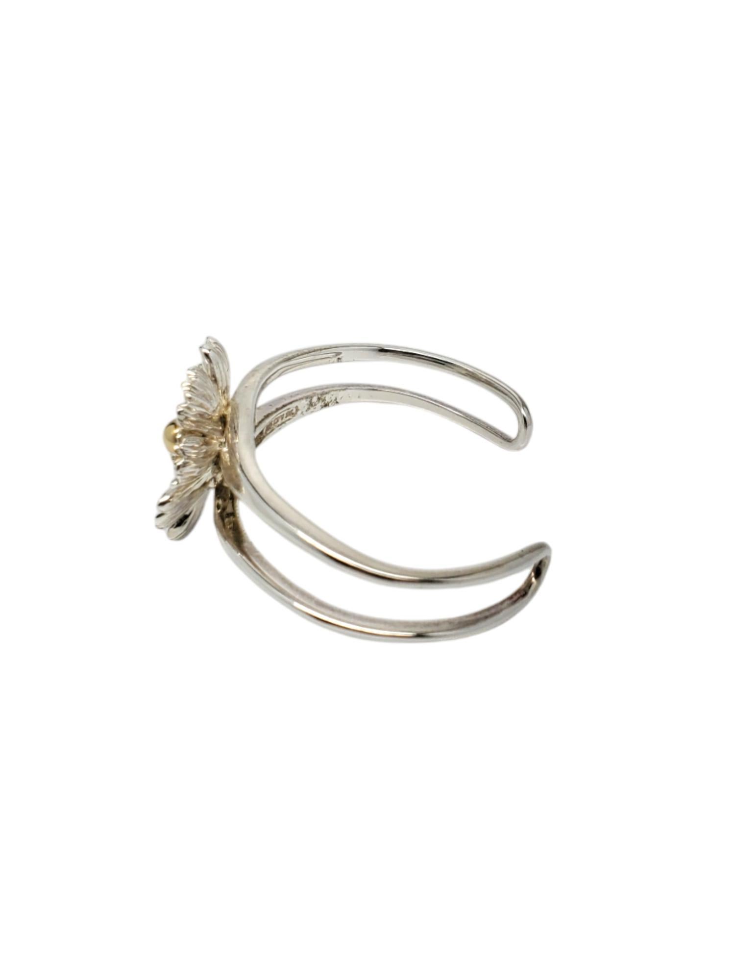 Joseph Esposito - Bracciale a forma di fiore in argento sterling -

Questo bracciale a fiore unico di Joseph Esposito presenta una perlina dorata al centro di un fiore in argento.

Dimensioni: 6 1/4