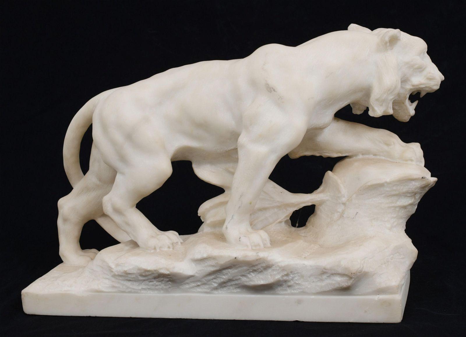 20ième siècle  Sculpture italienne en marbre de Joseph Frugoni représentant un lion chevauchant en vente